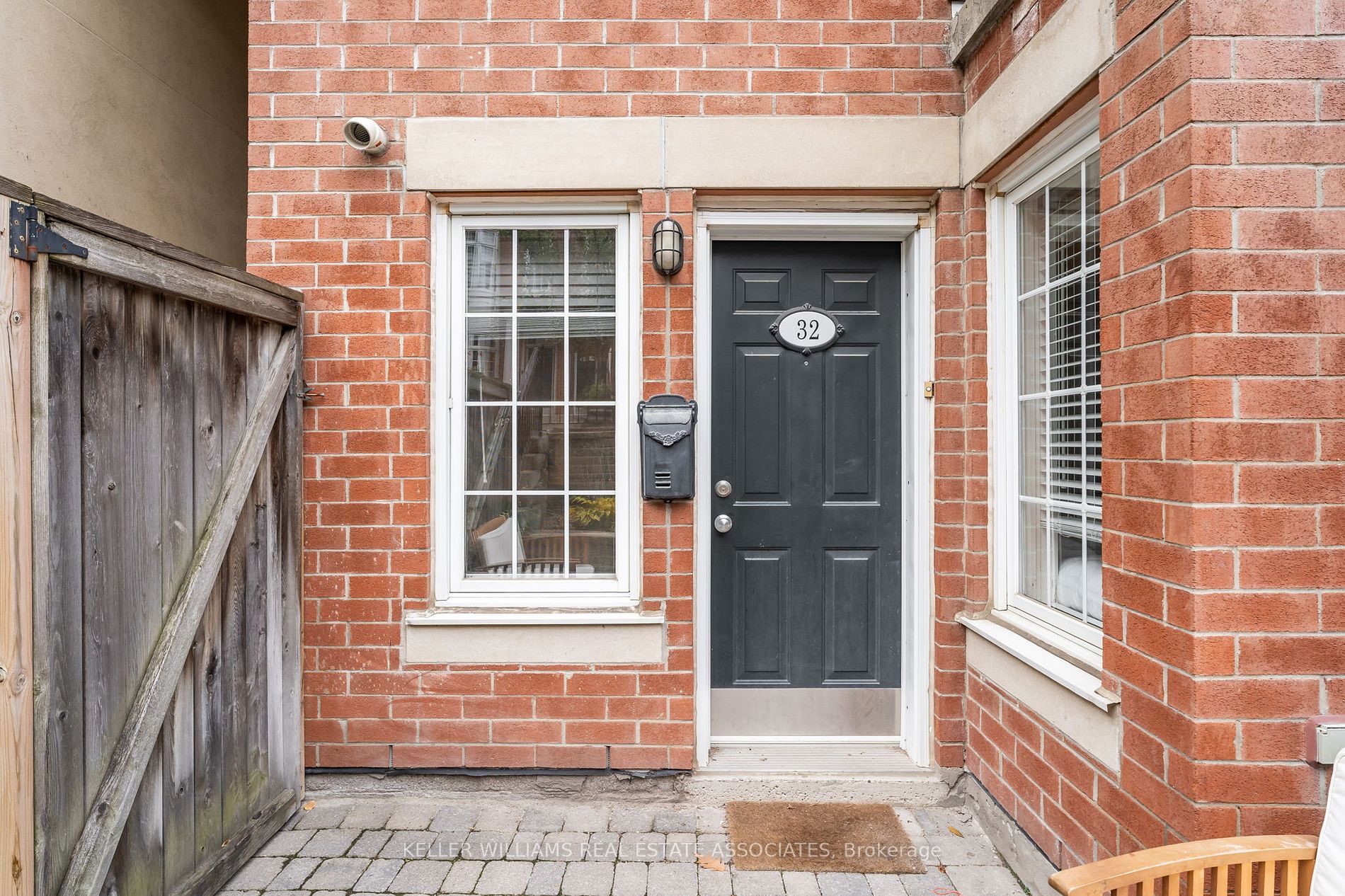 11 Niagara St W, #32