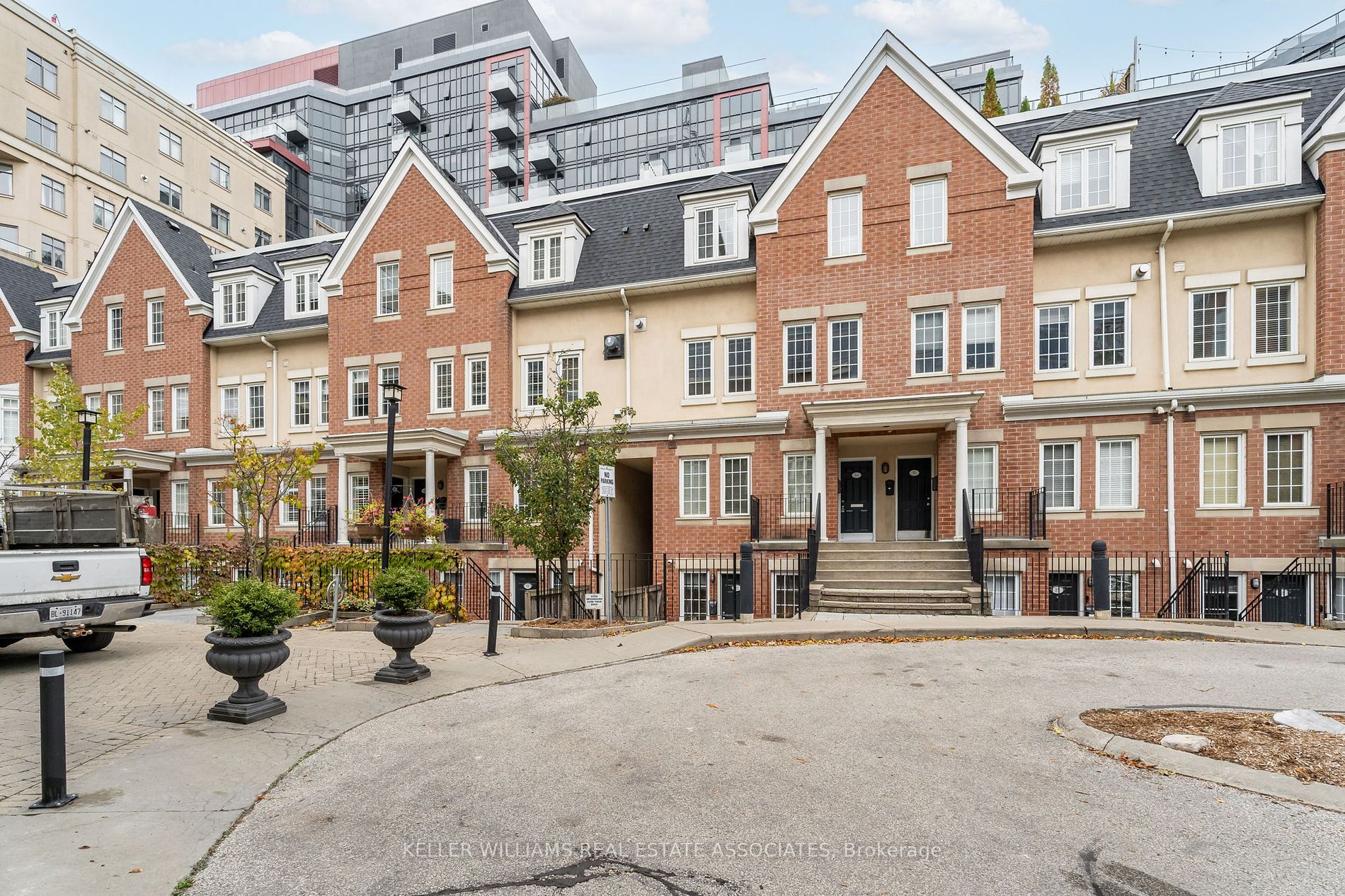 11 Niagara St W, #32
