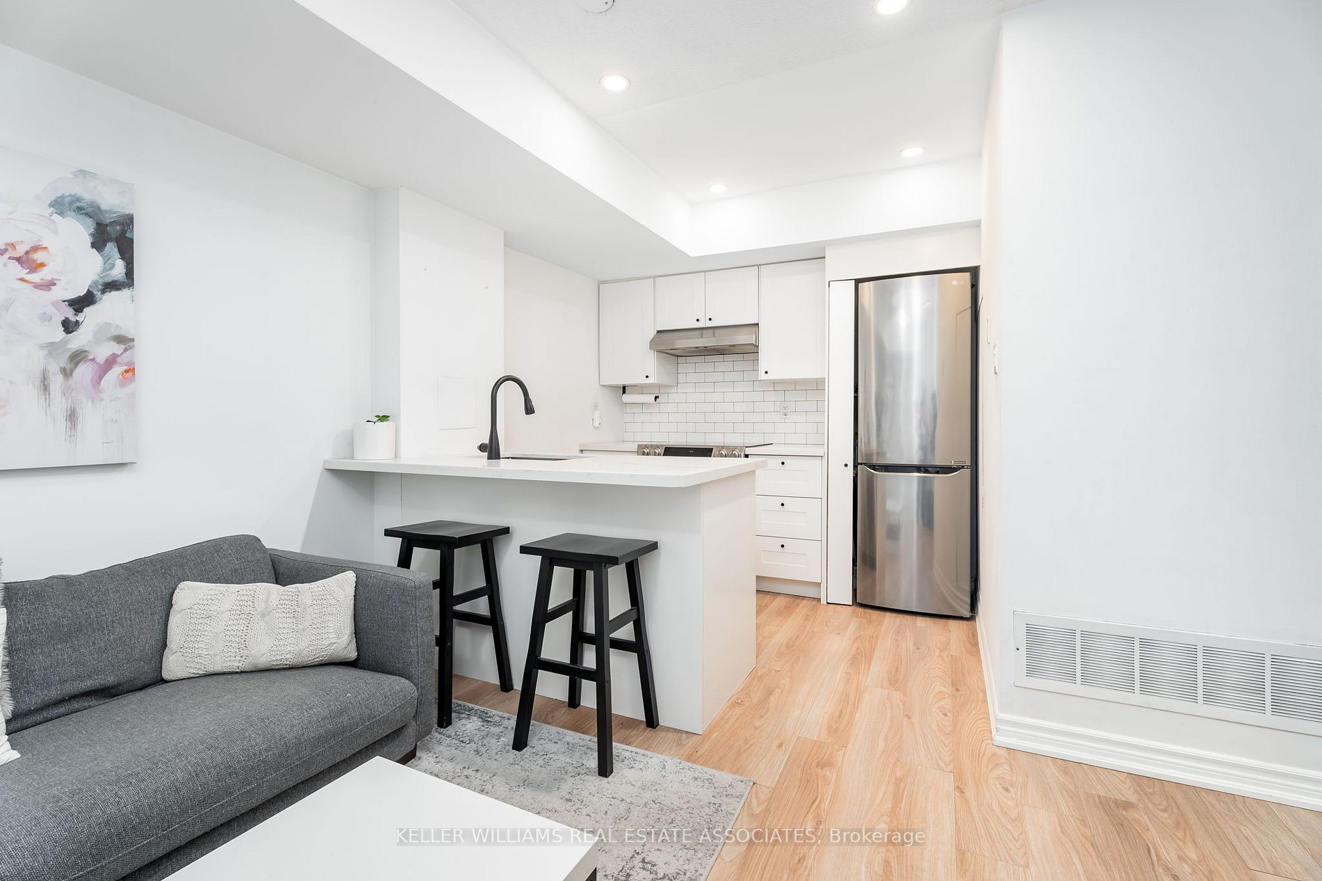 11 Niagara St W, #32
