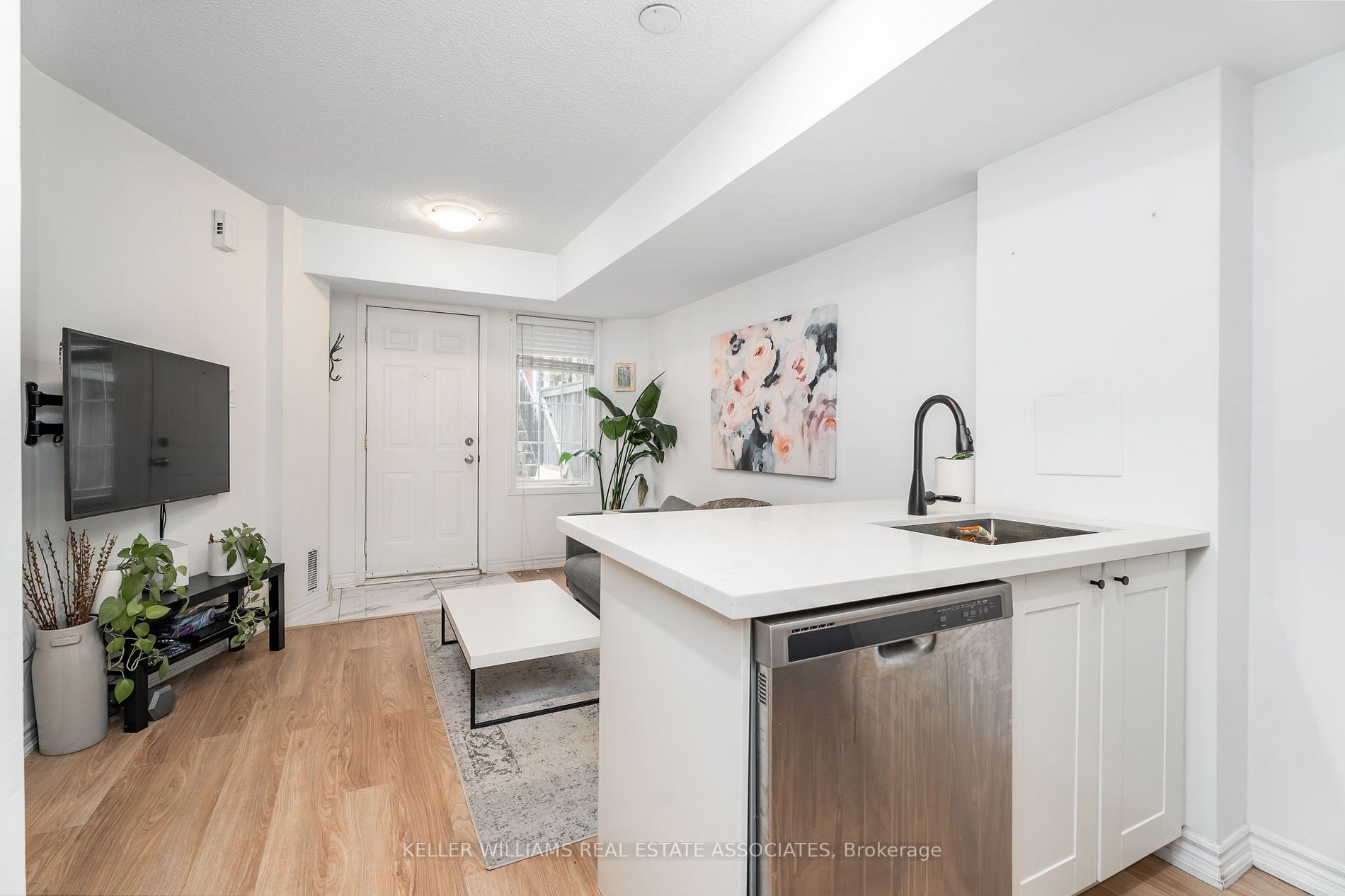 11 Niagara St W, #32
