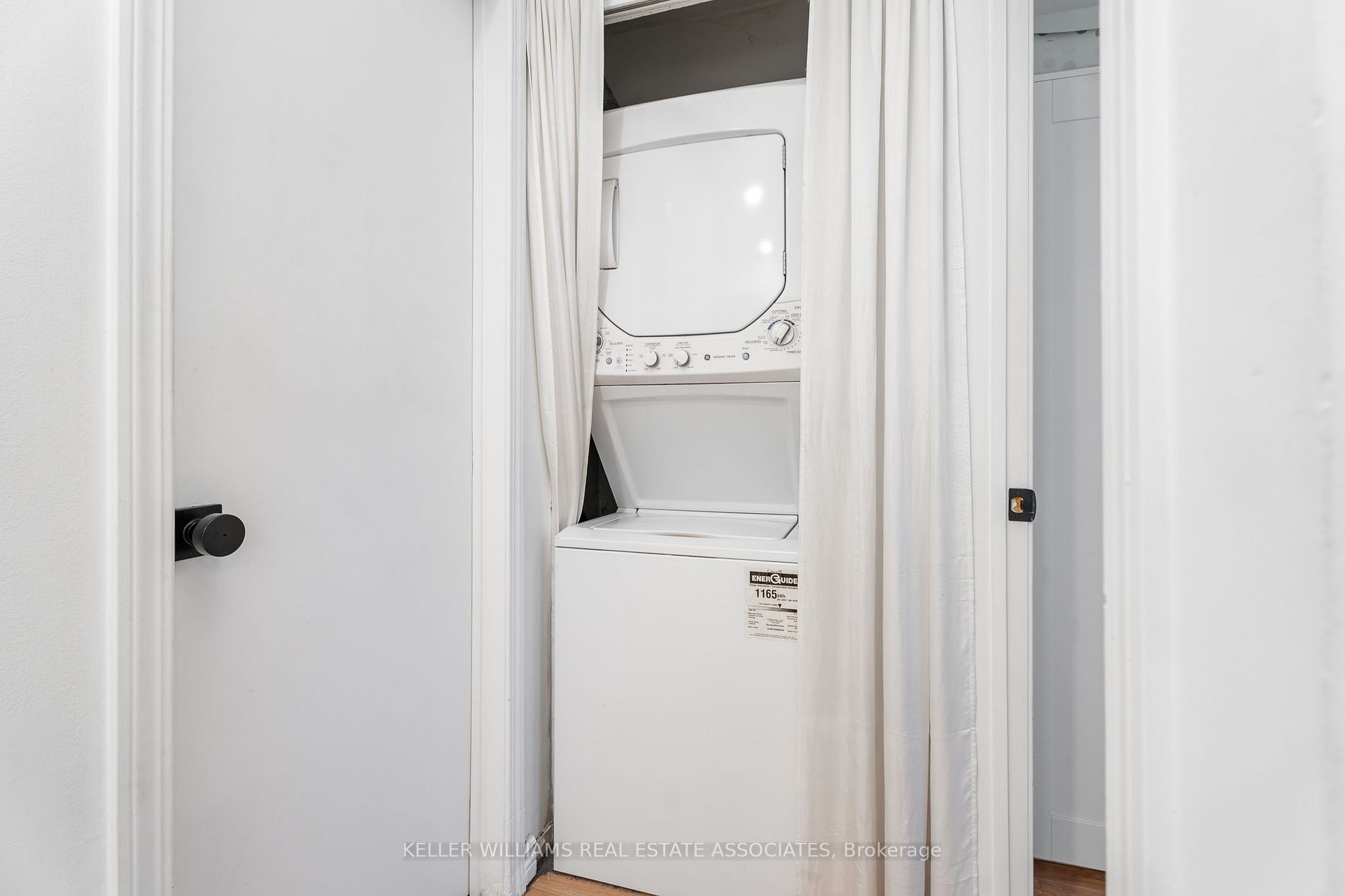 11 Niagara St W, #32