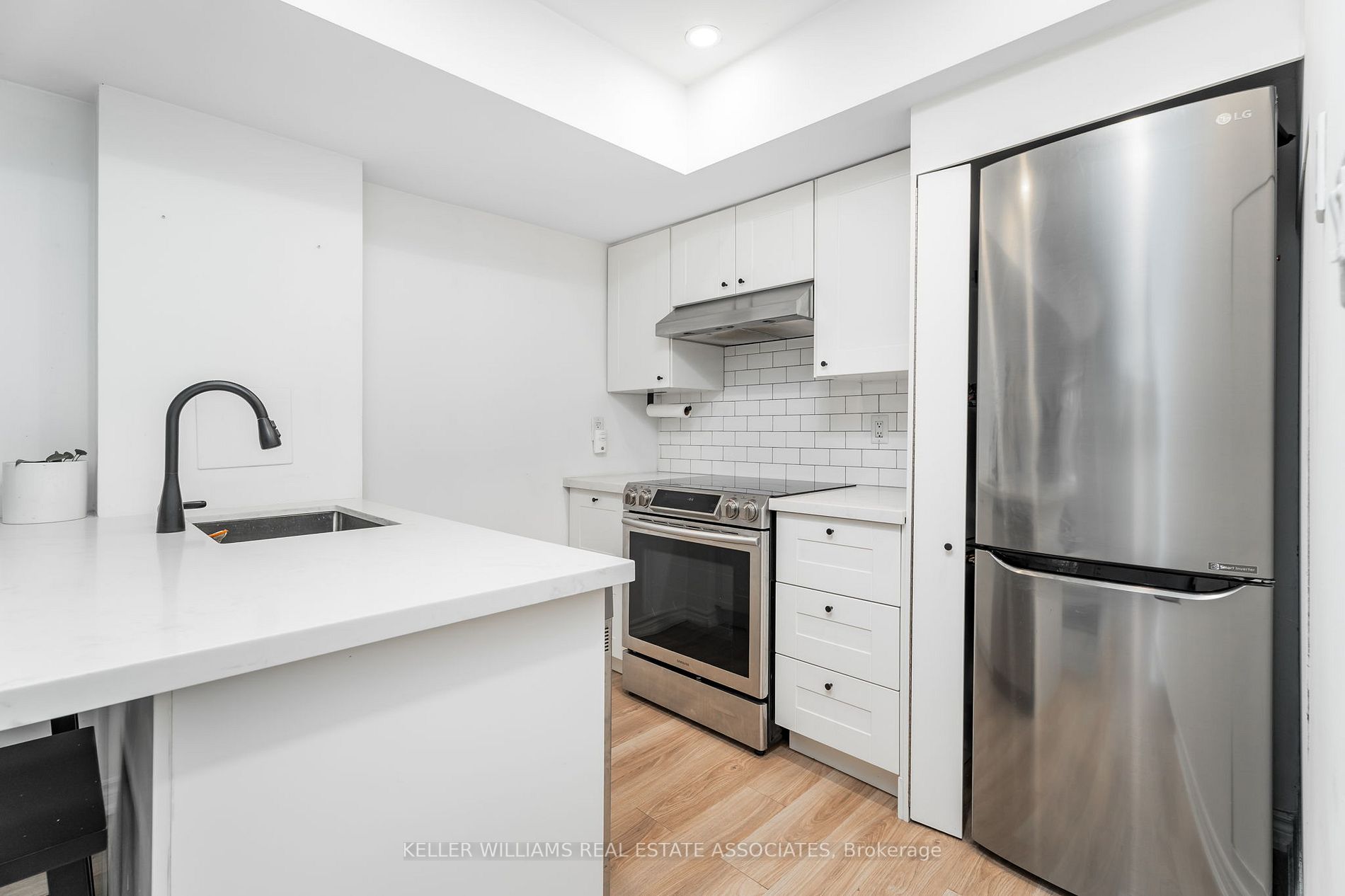 11 Niagara St W, #32