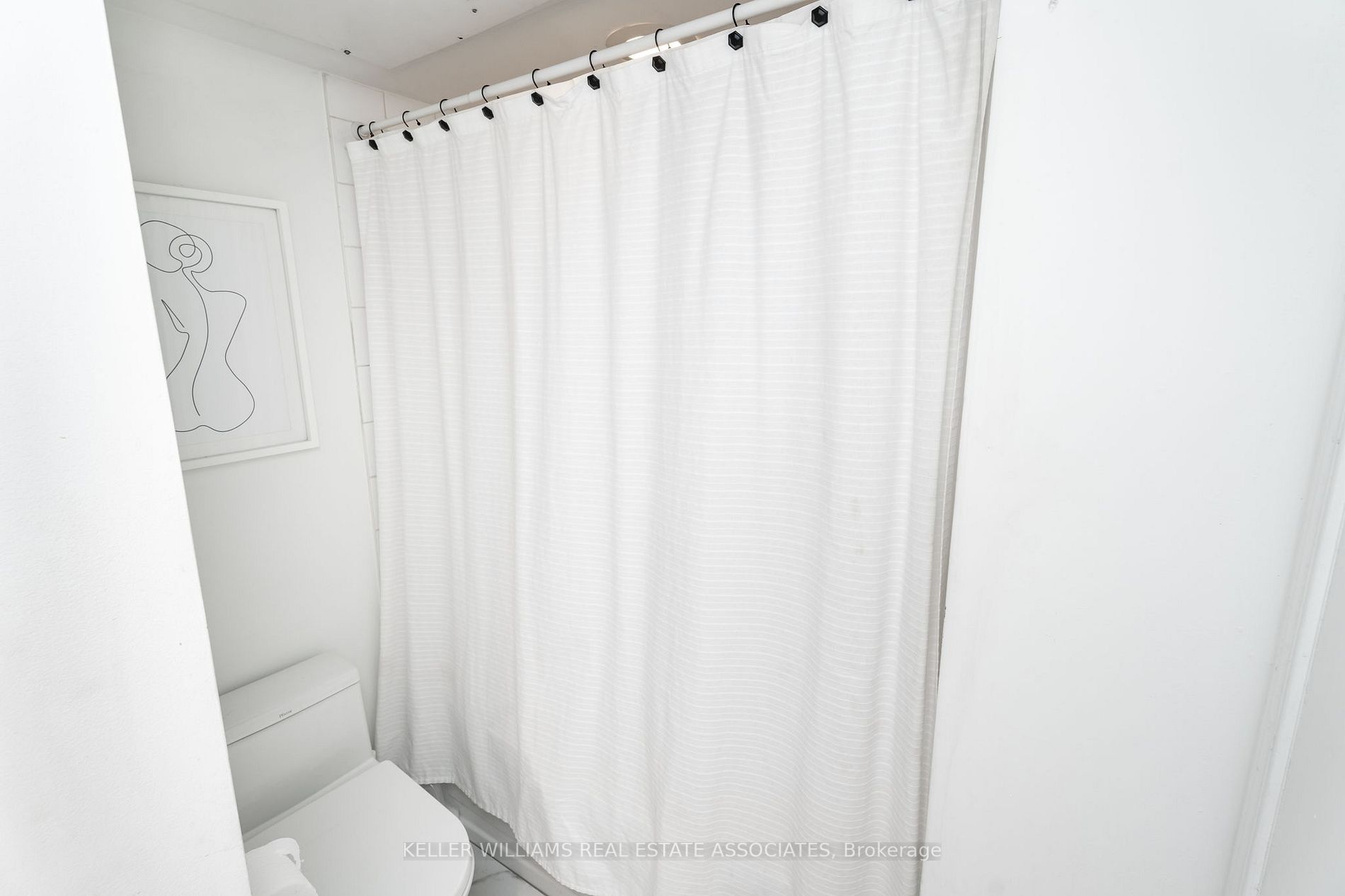 11 Niagara St W, #32