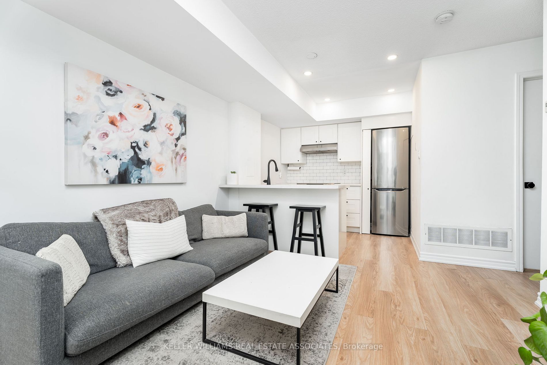 11 Niagara St W, #32