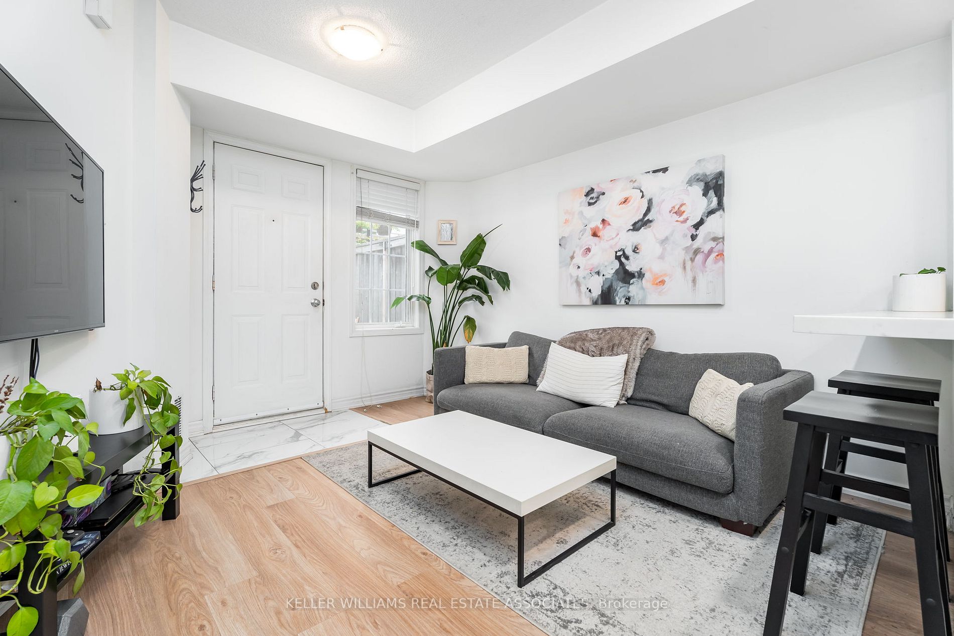 11 Niagara St W, #32