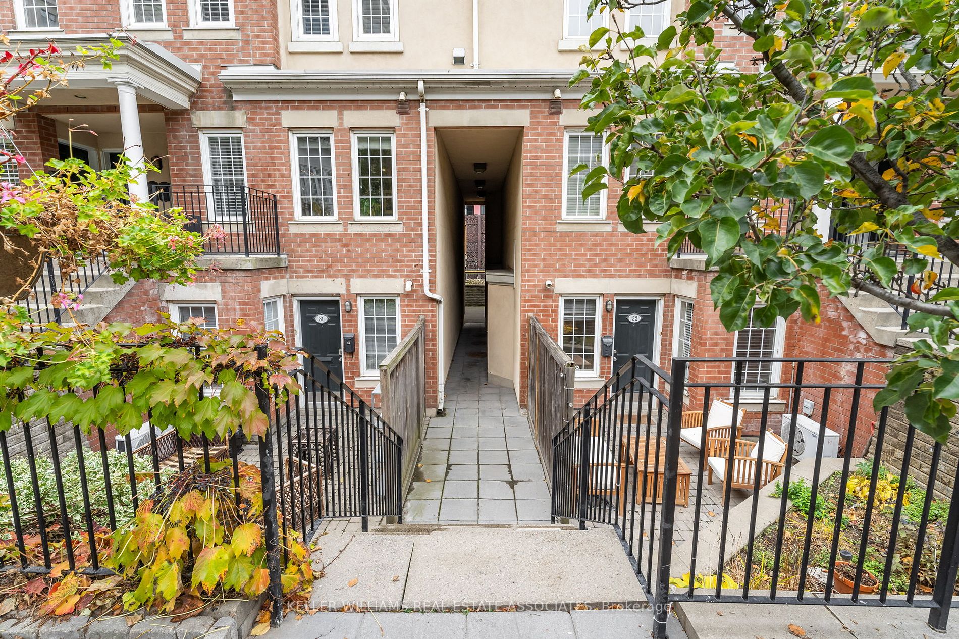 11 Niagara St W, #32