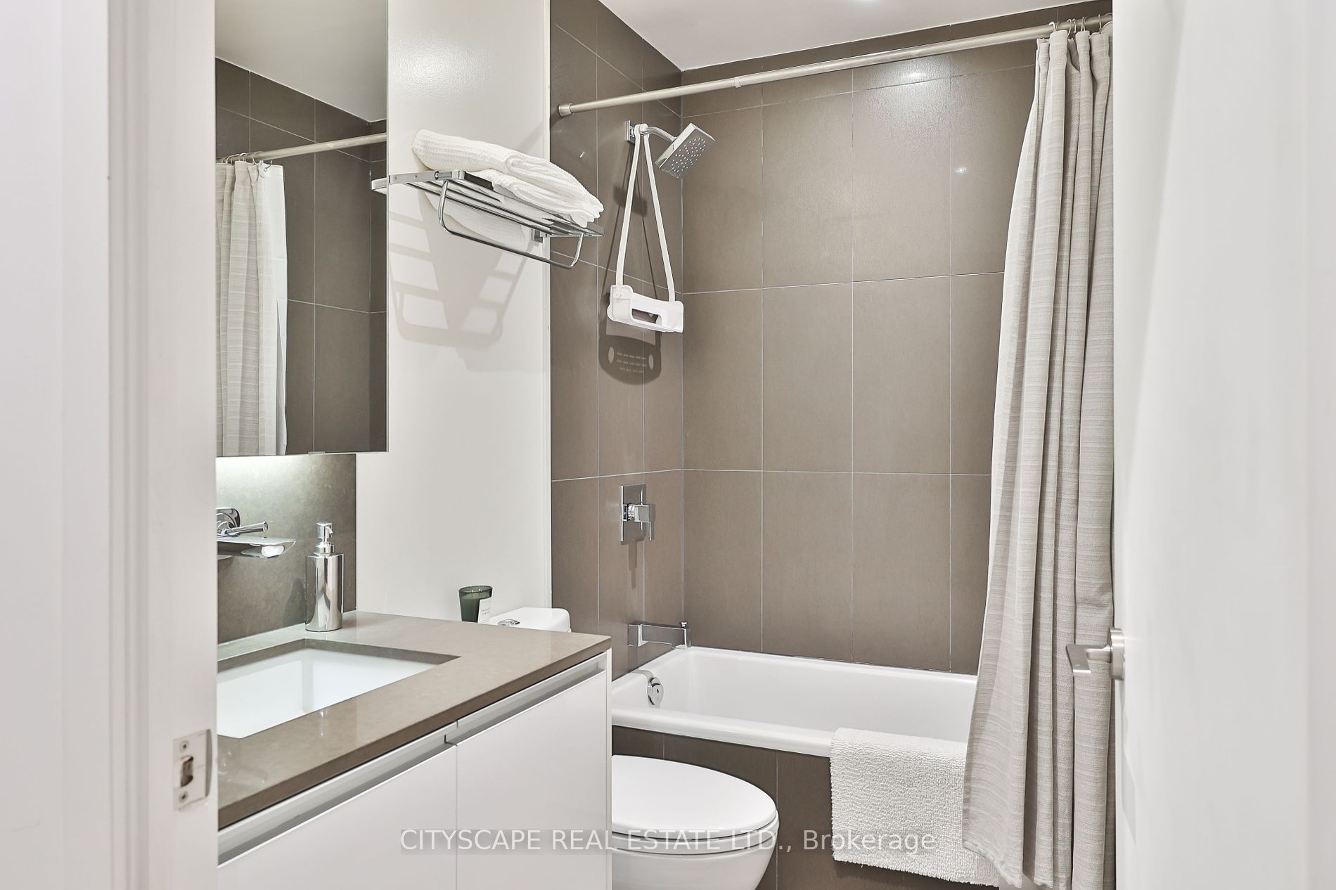 8 Gladstone Ave, #303