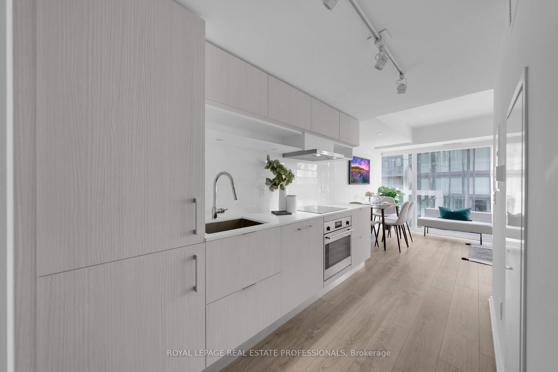 8 Hillsdale Ave E, #843