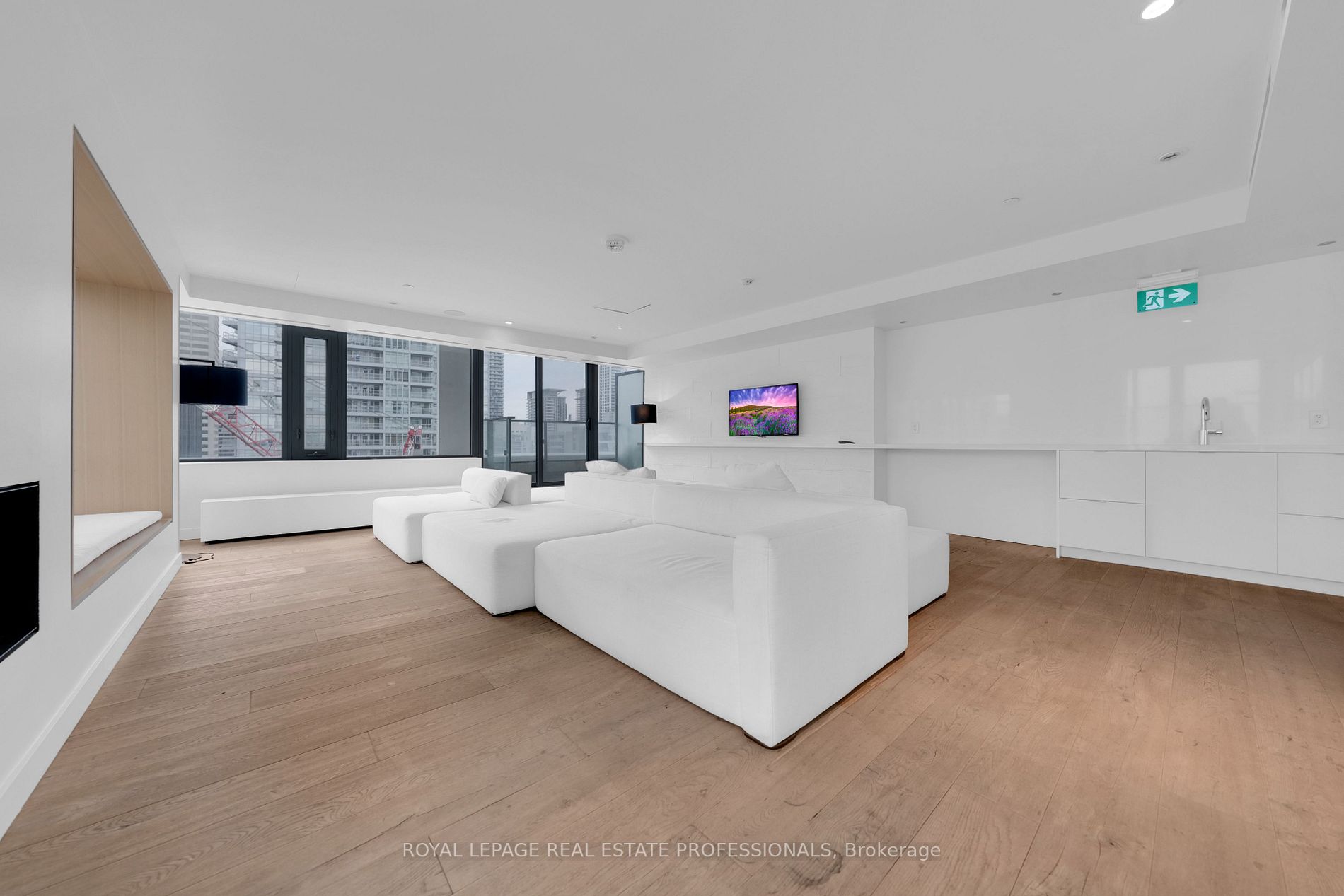 8 Hillsdale Ave E, #843