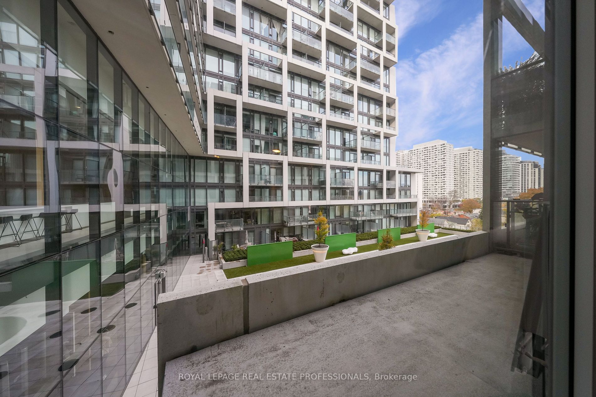8 Hillsdale Ave E, #843