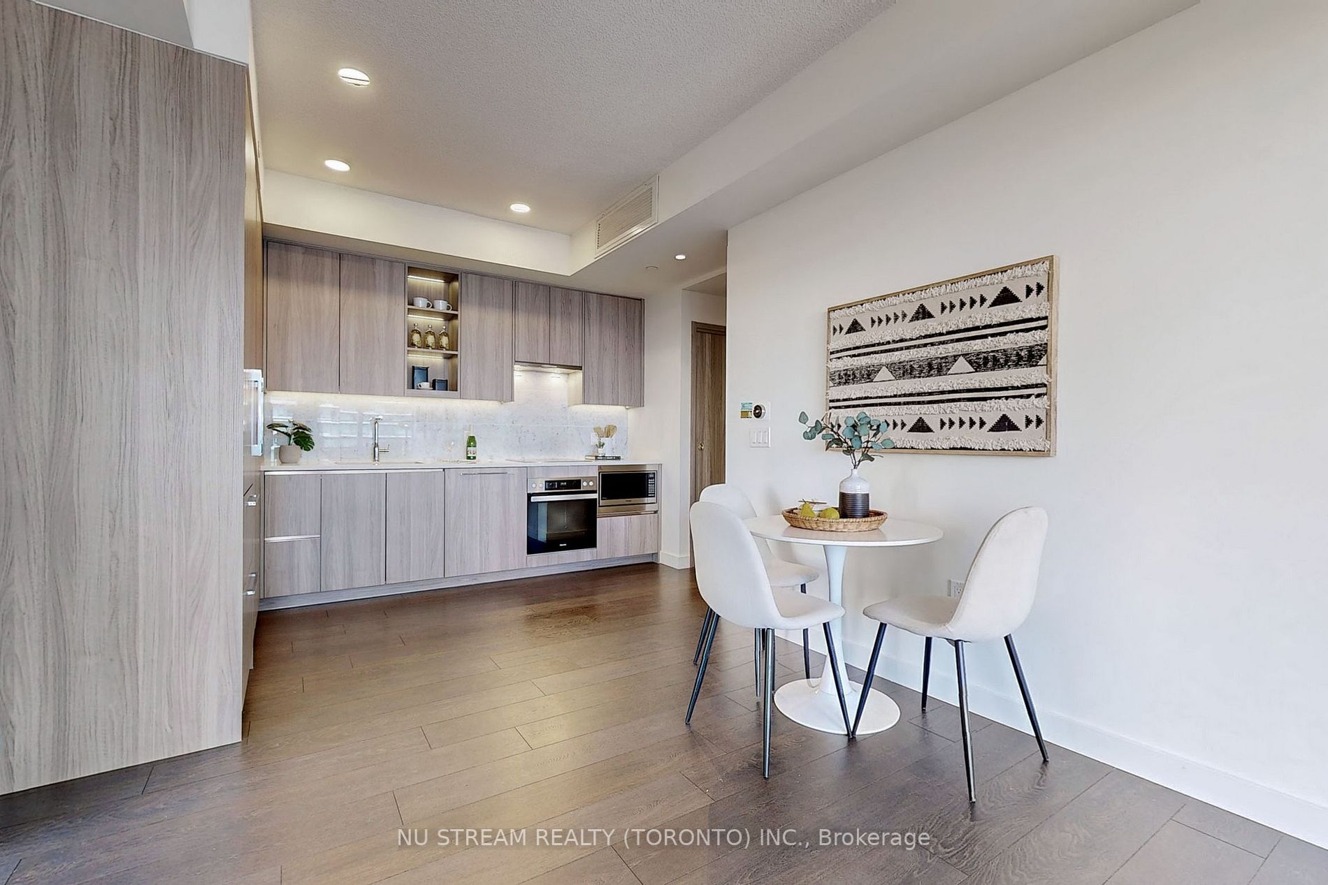 85 Mcmahon Dr, #2002