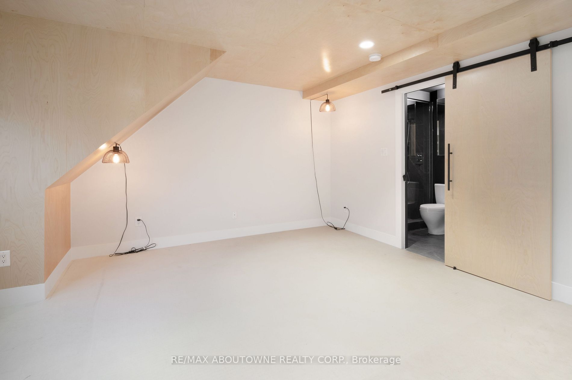 676 Richmond Street W, #105