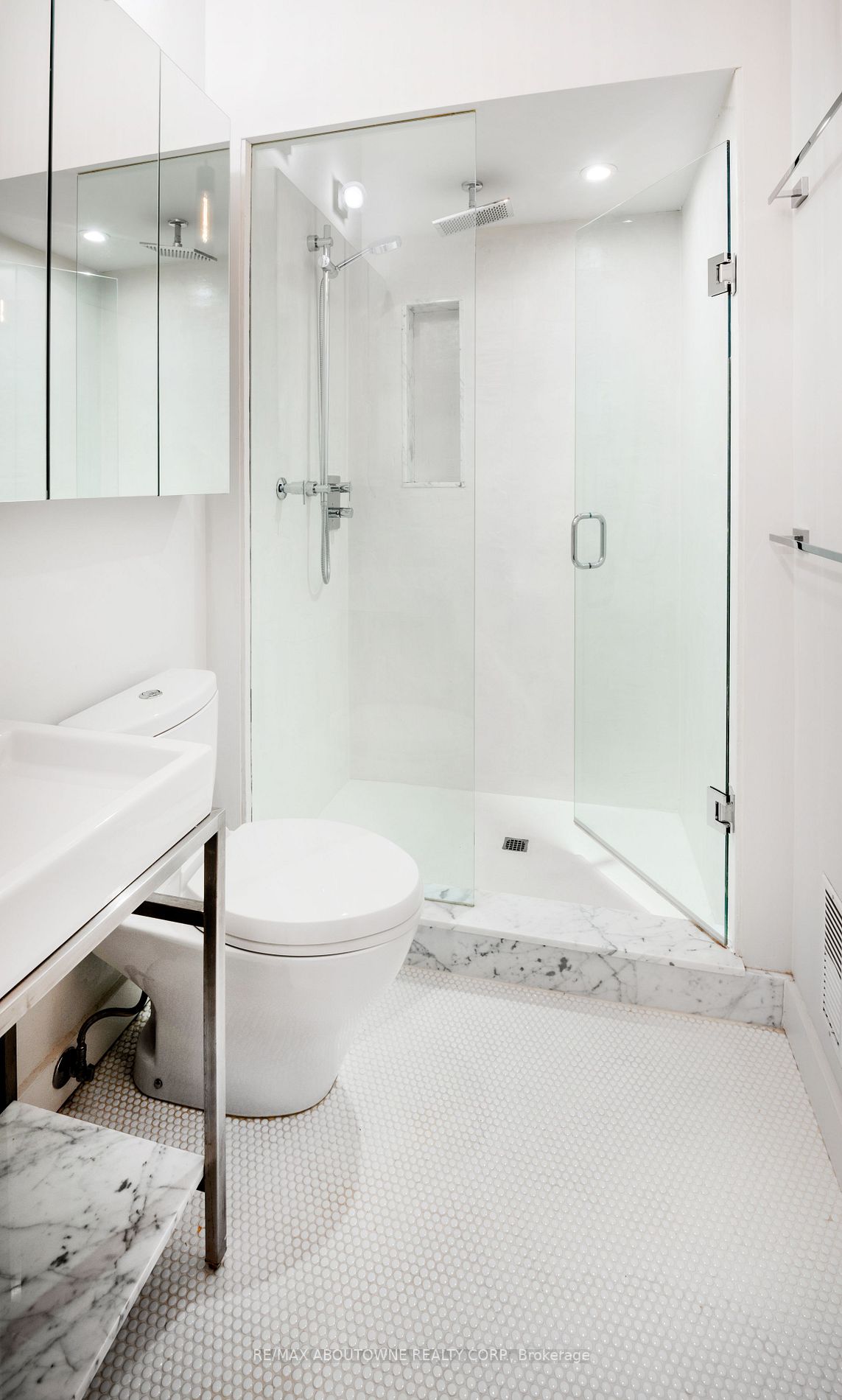 676 Richmond Street W, #105