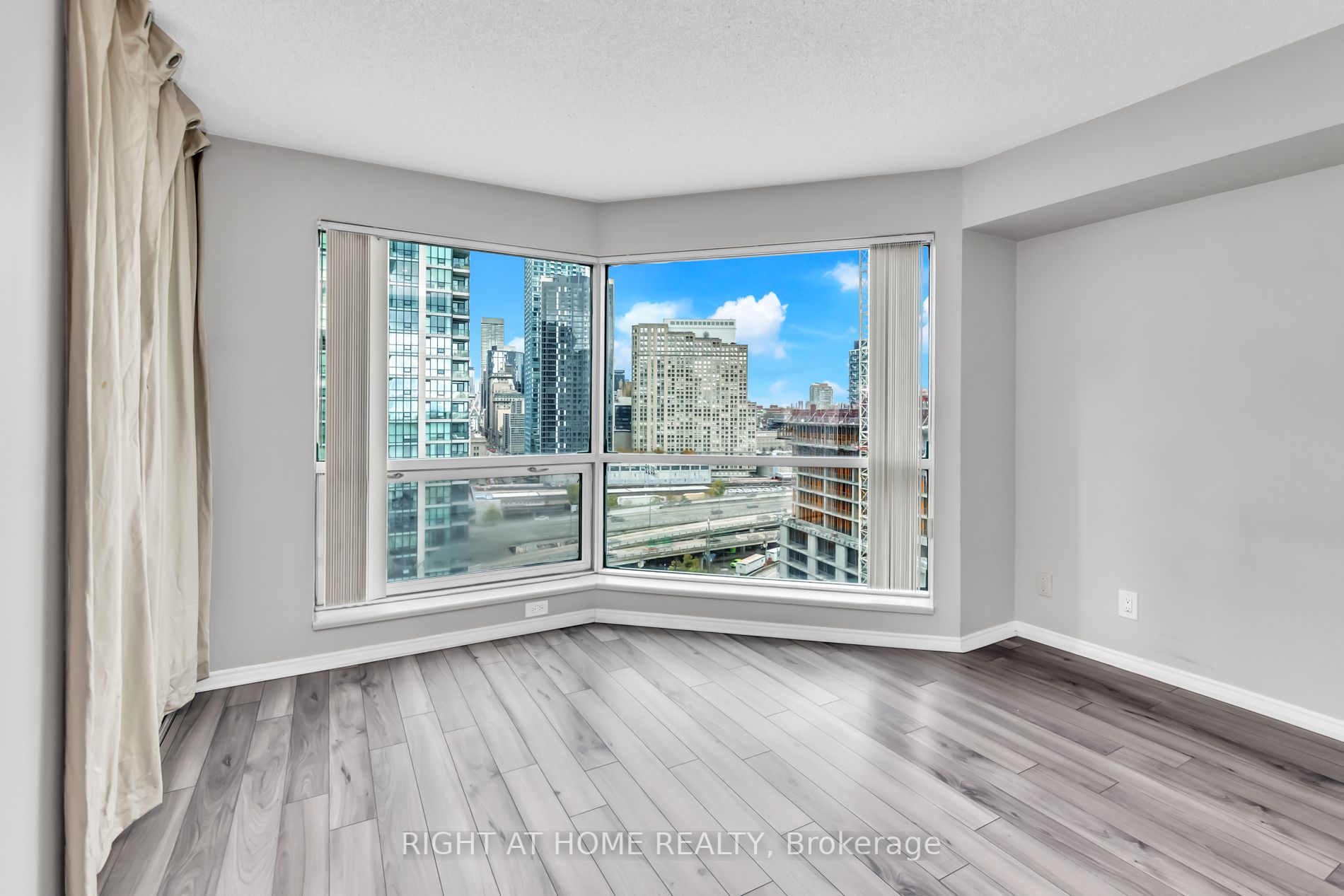 10 Yonge St, #1706