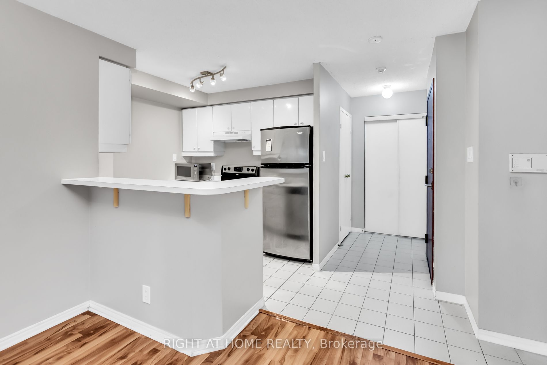 10 Yonge St, #1706