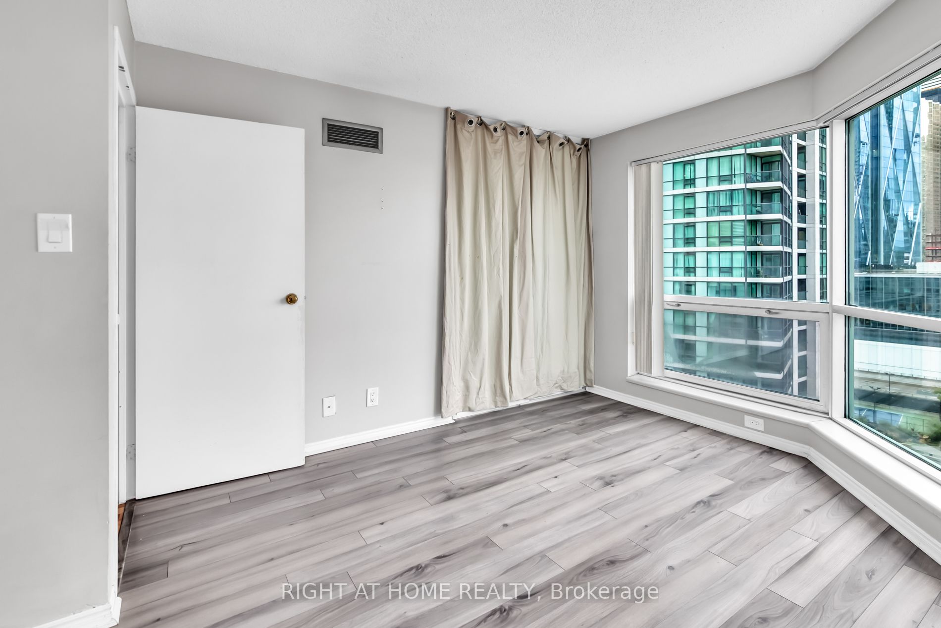 10 Yonge St, #1706