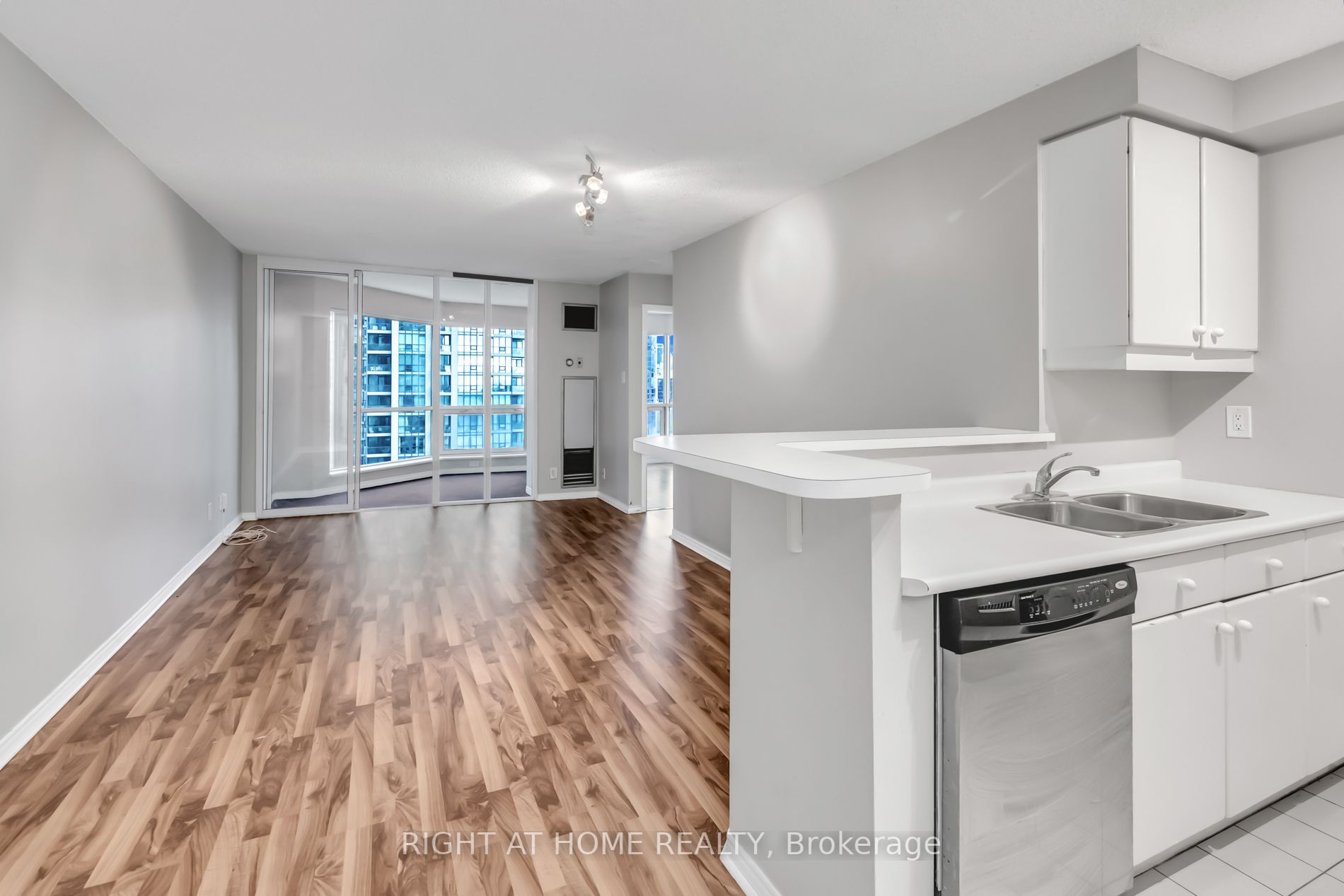 10 Yonge St, #1706