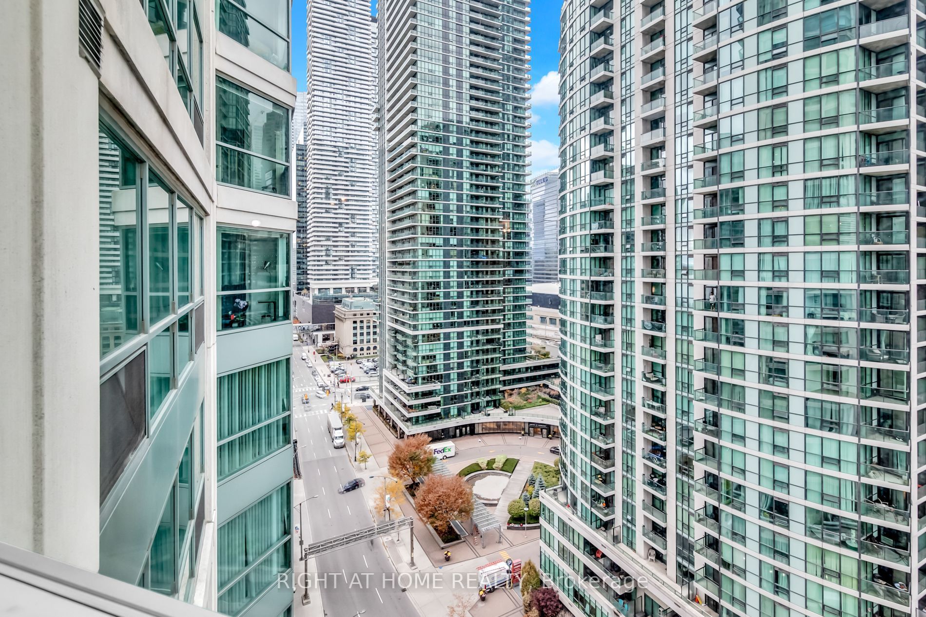 10 Yonge St, #1706
