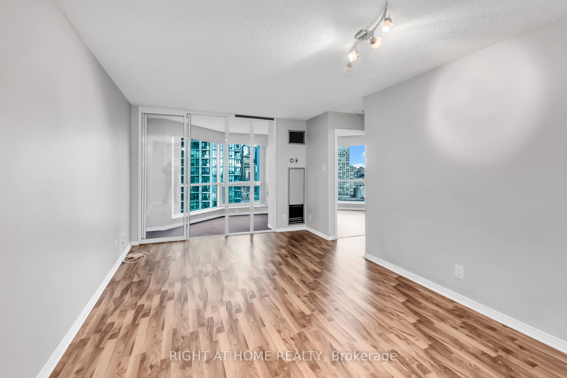 10 Yonge St, #1706