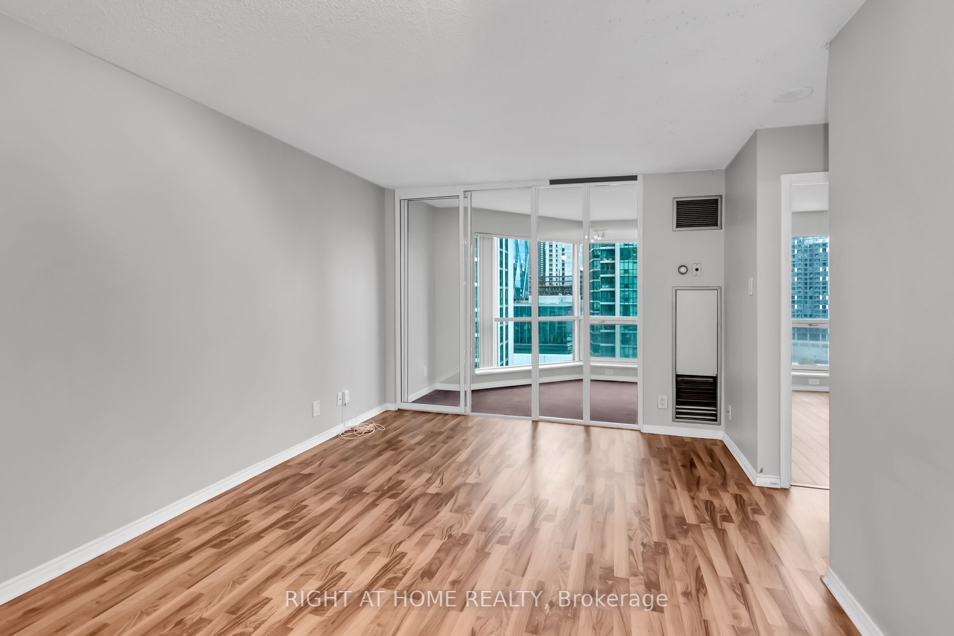 10 Yonge St, #1706
