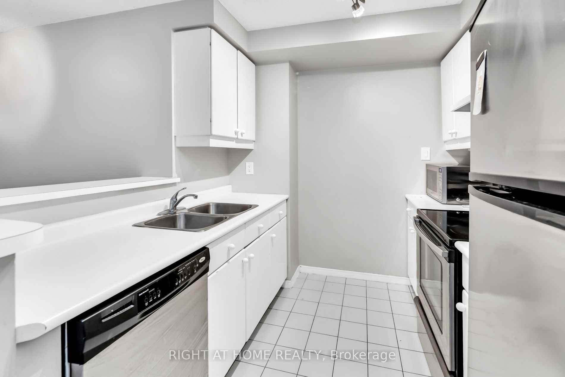10 Yonge St, #1706