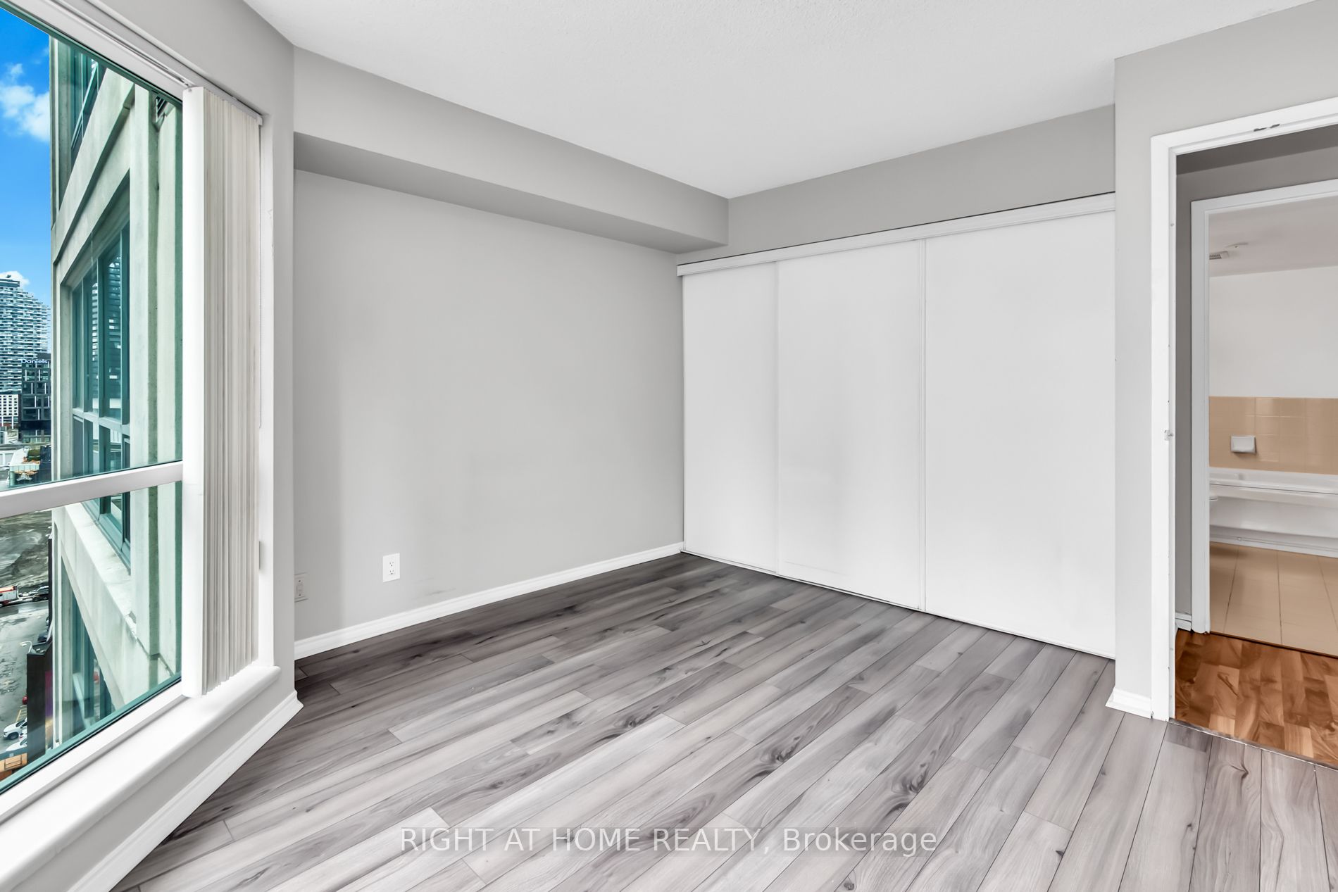 10 Yonge St, #1706