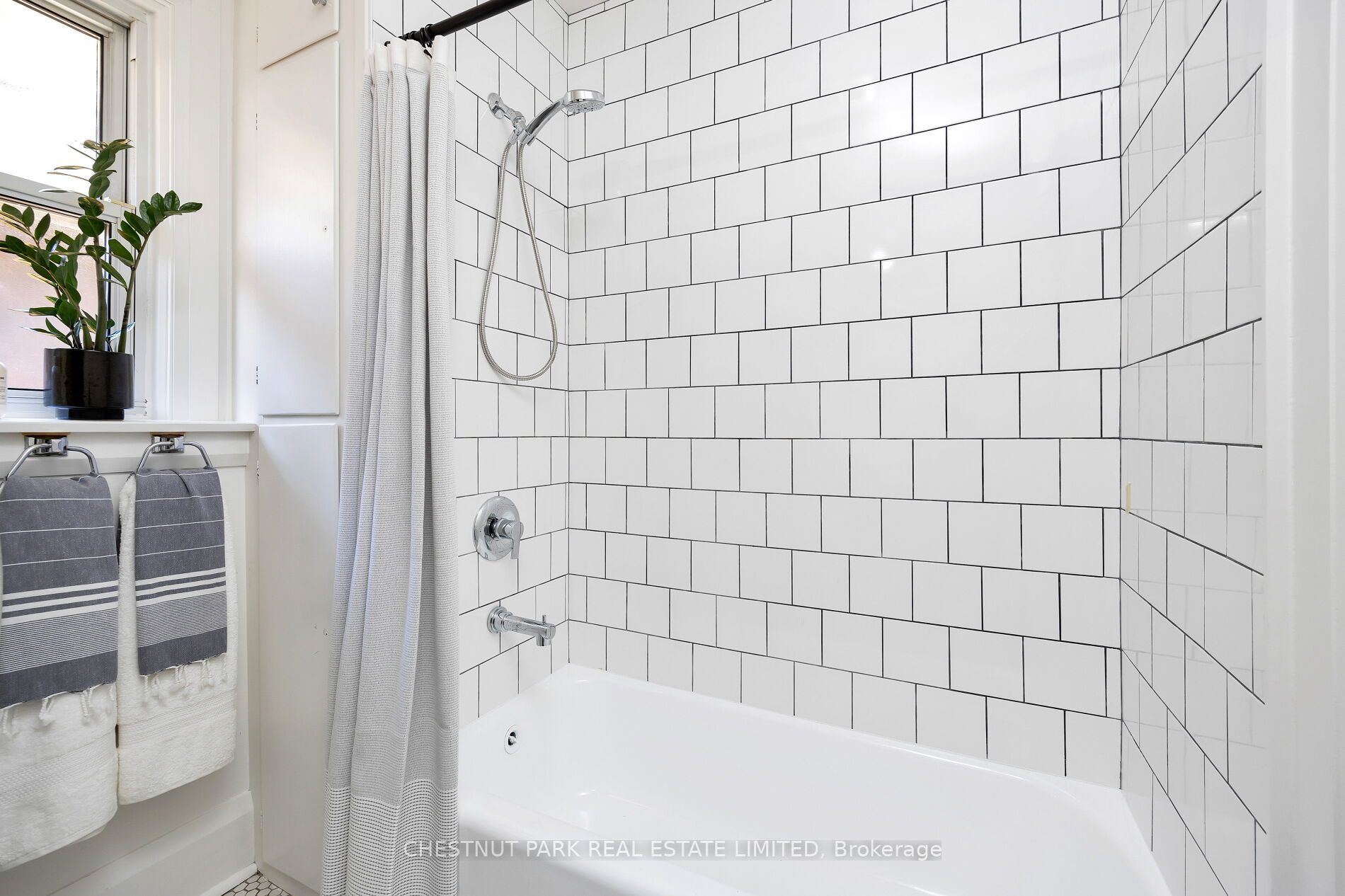 132 Hillsdale Ave W
