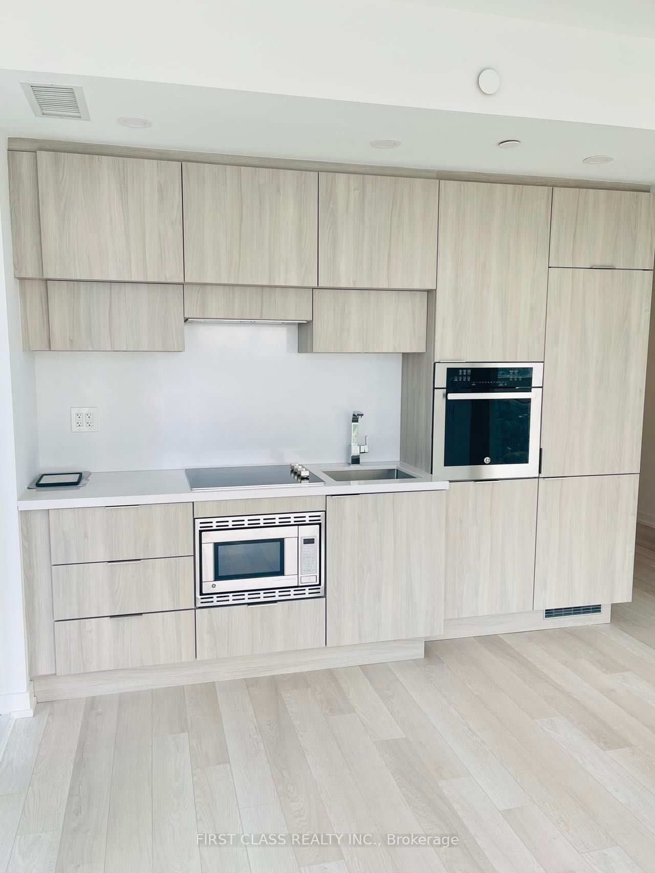 39 Roehampton Ave, #2205
