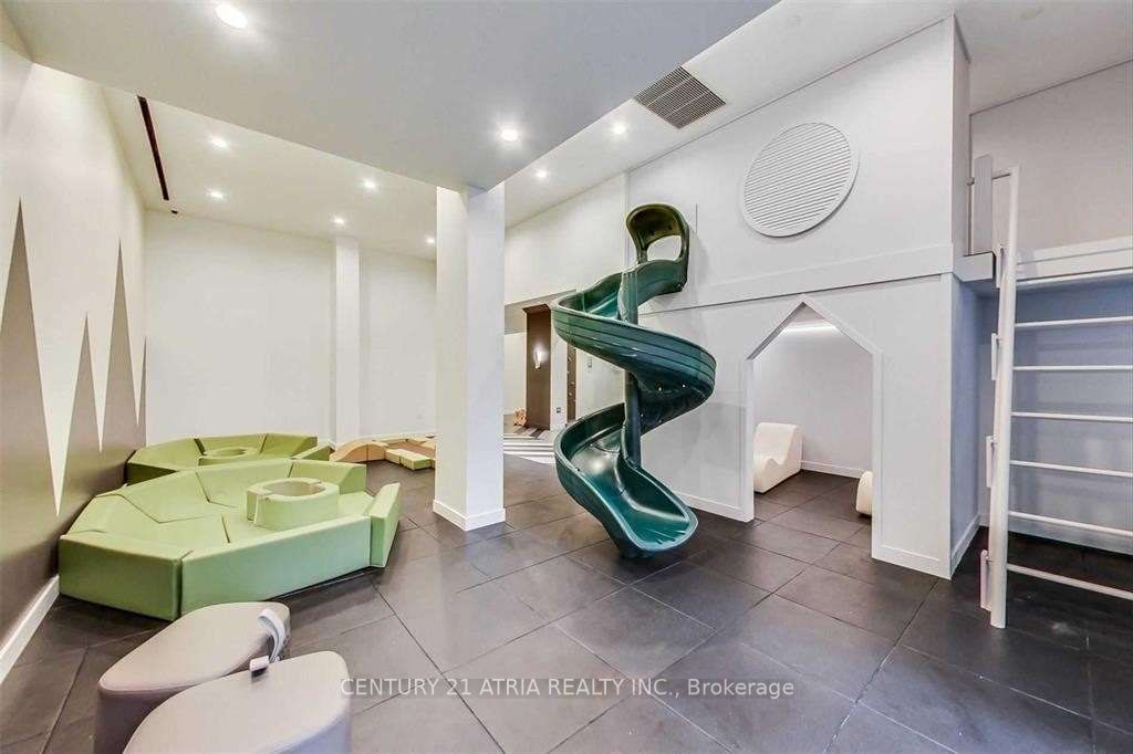 39 Roehampton Ave, #707