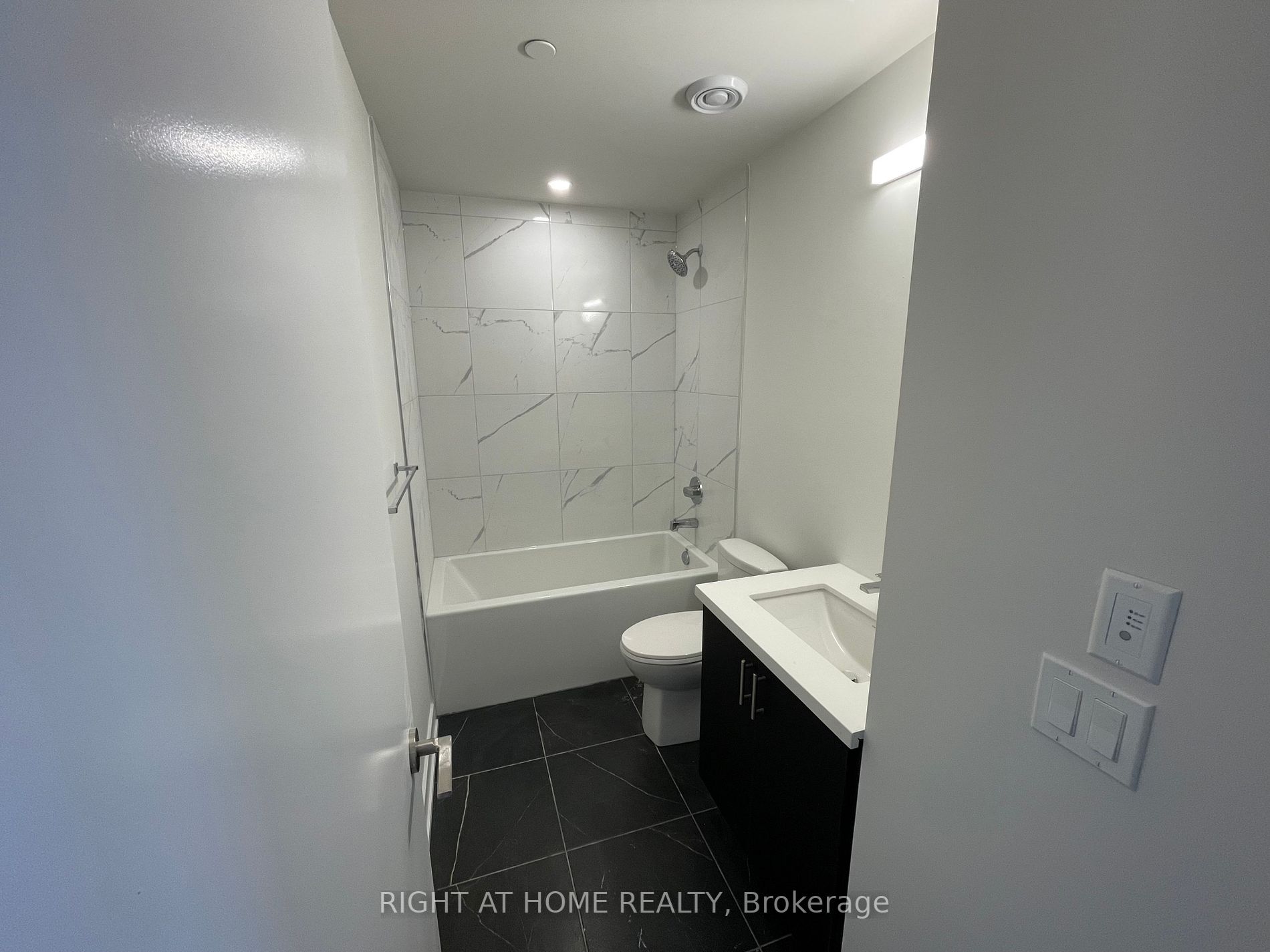 15 Ellerslie Ave, #807