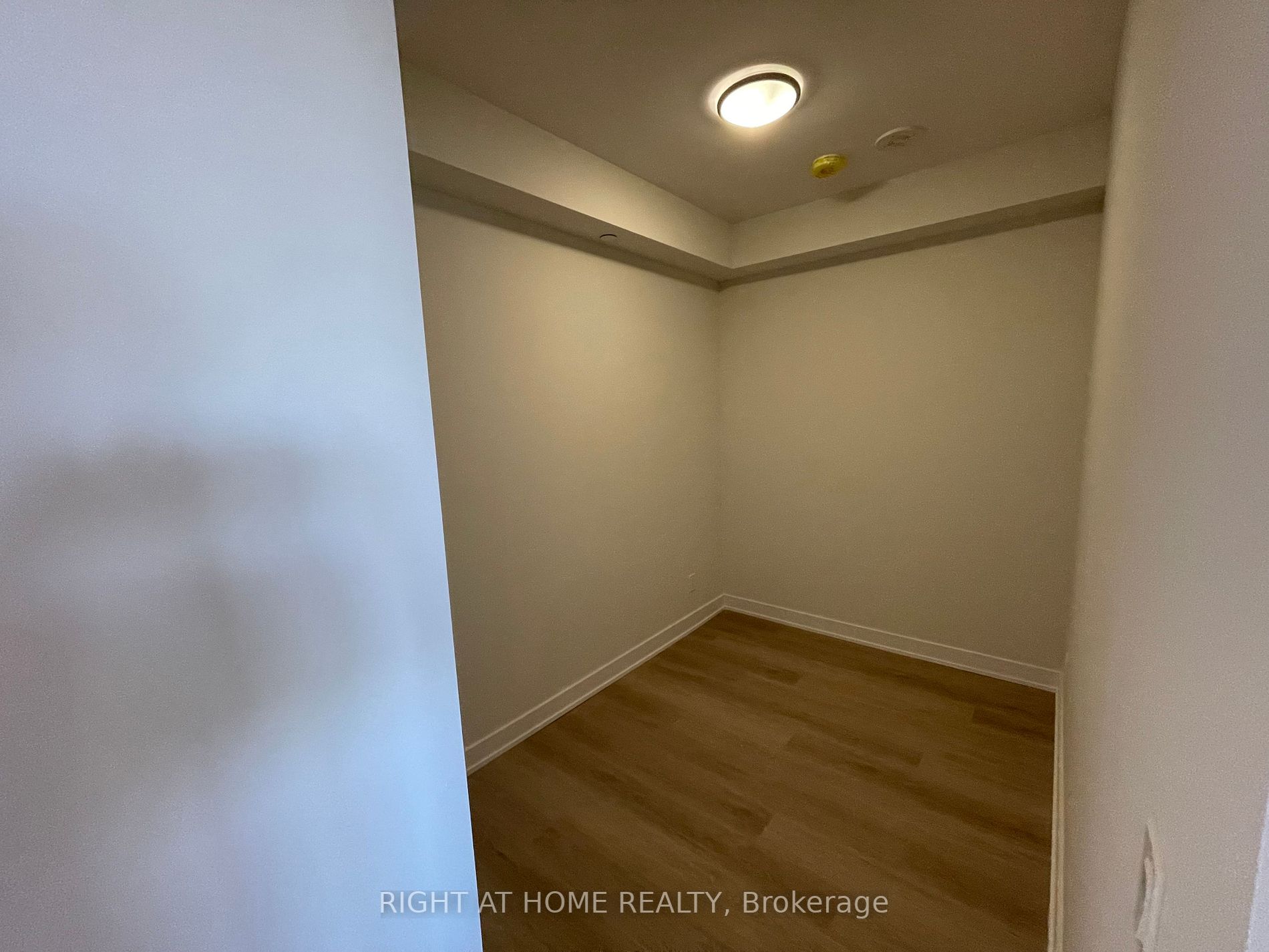 15 Ellerslie Ave, #807