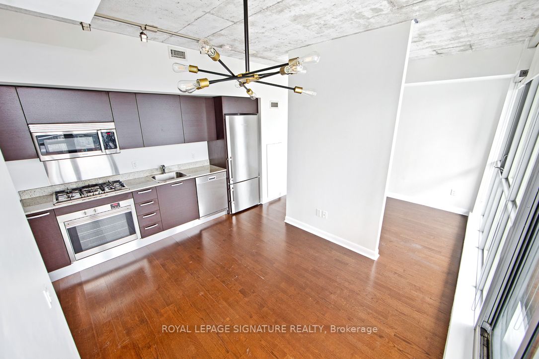375 King St W, #3210