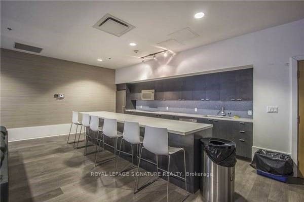 375 King St W, #3210