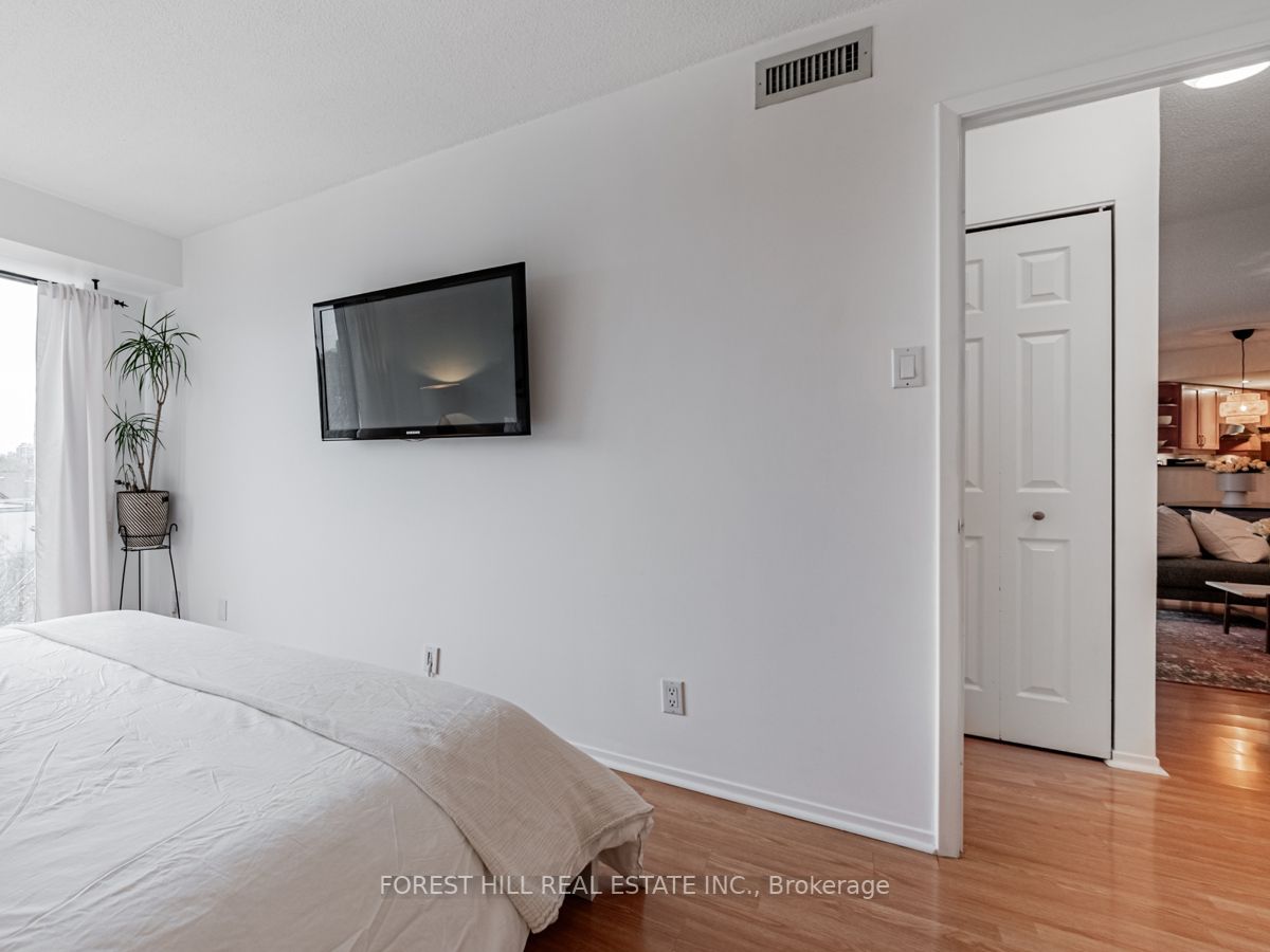 456 College St, #502