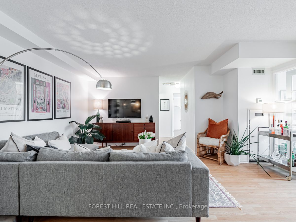 456 College St, #502