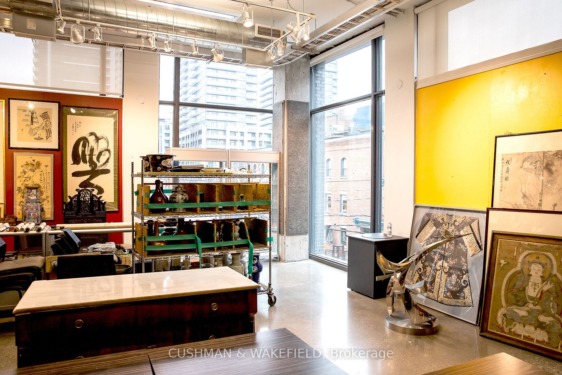 275 King St E