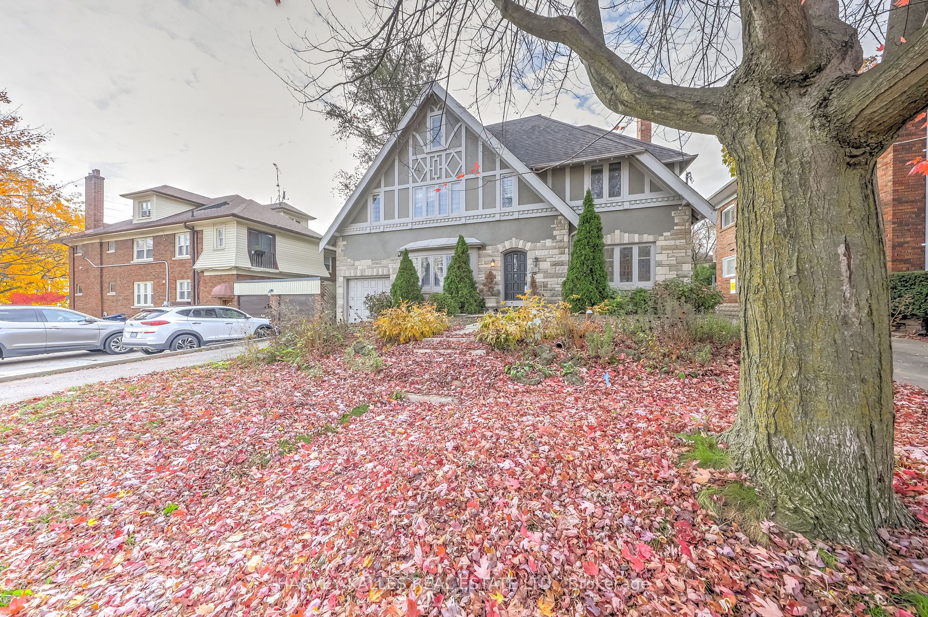 29 Hillhurst Blvd