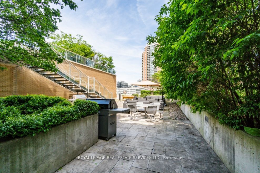 43 Hanna Ave, #306
