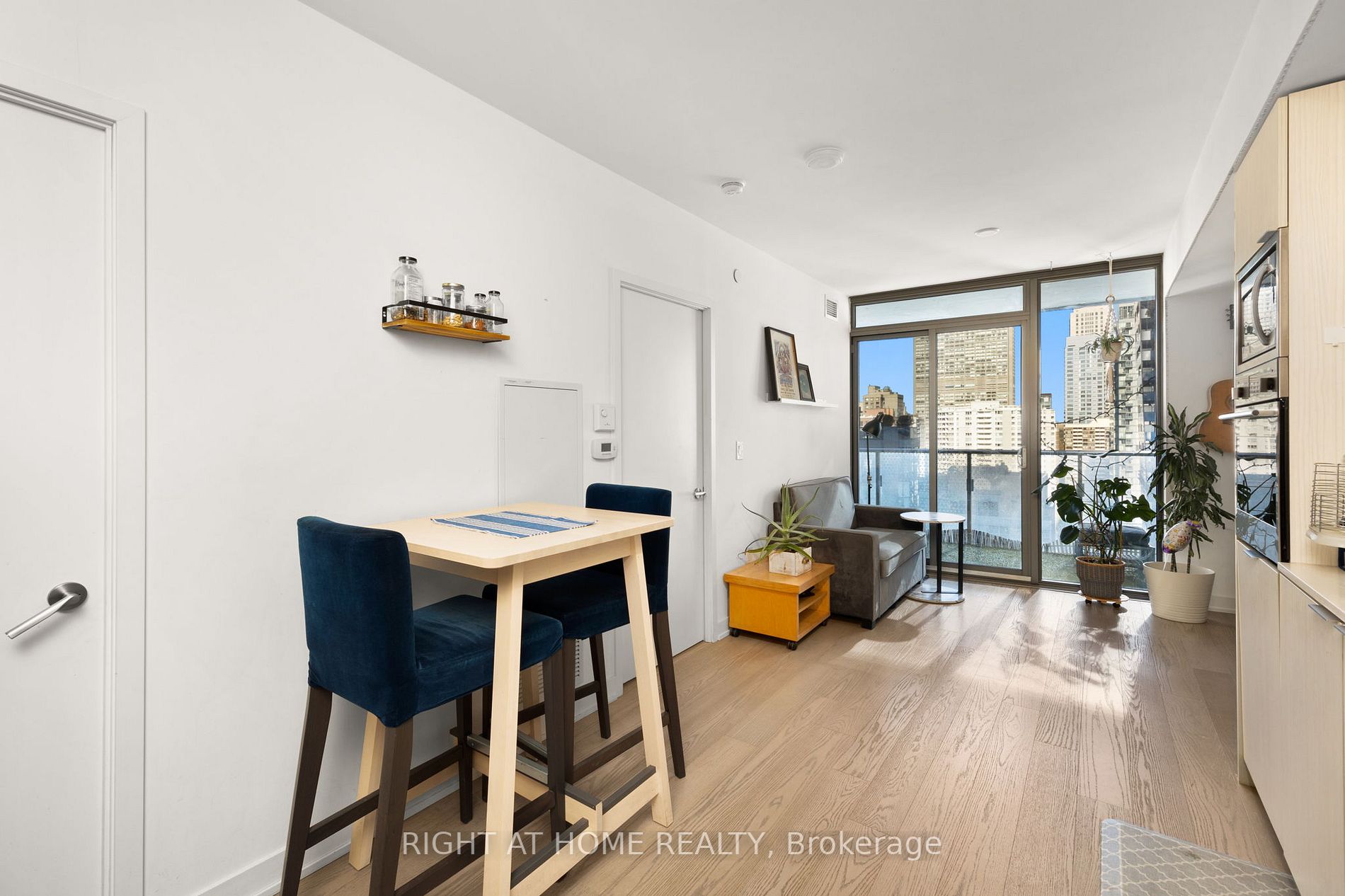 11 Wellesley St W, #1909