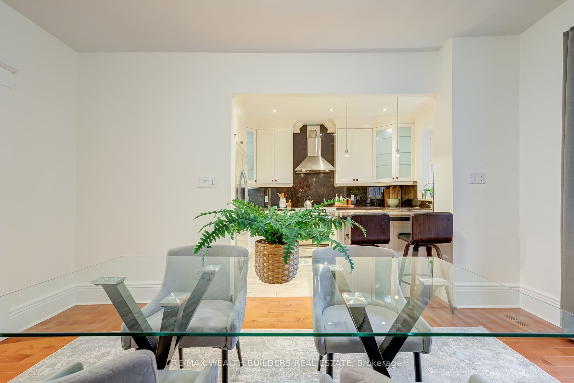 180 Davisville Ave