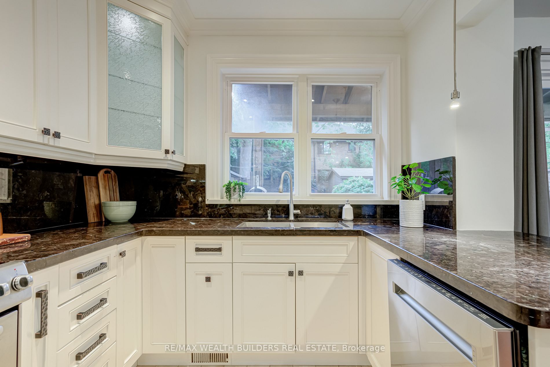 180 Davisville Ave