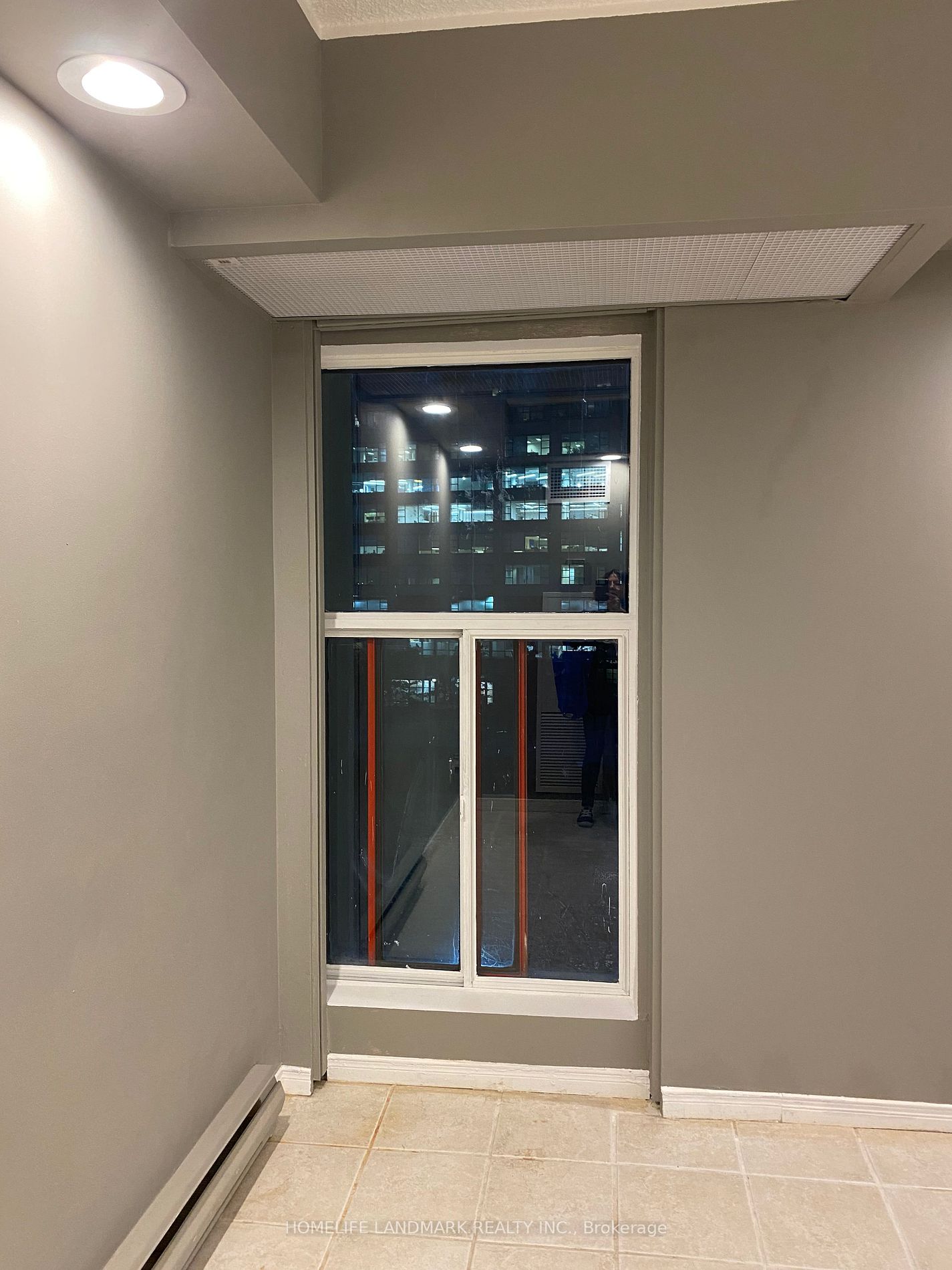 77 Harbour Sq, #607