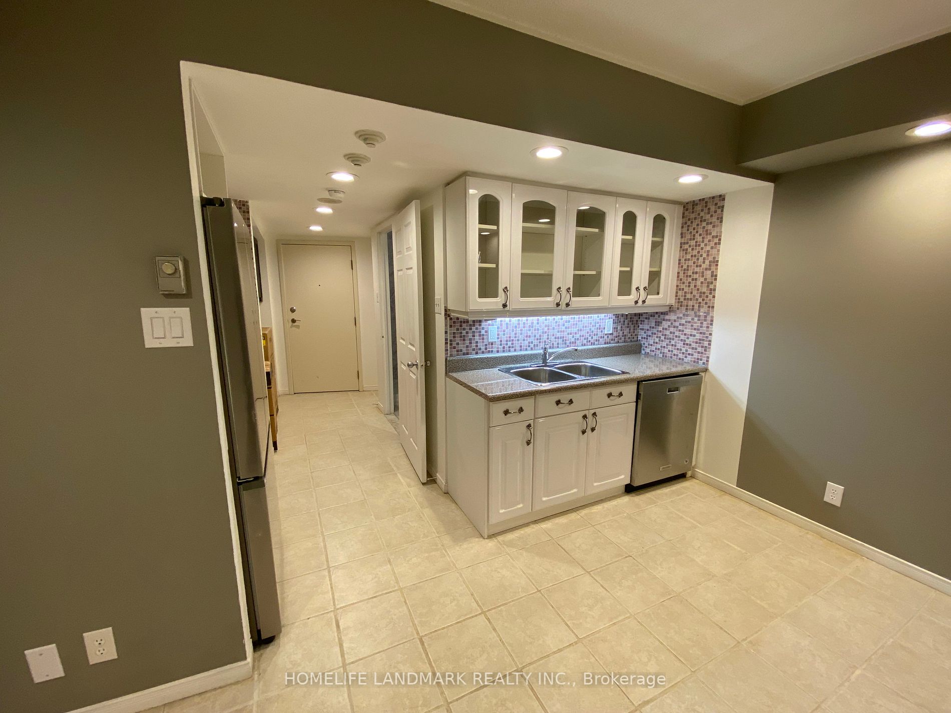 77 Harbour Sq, #607