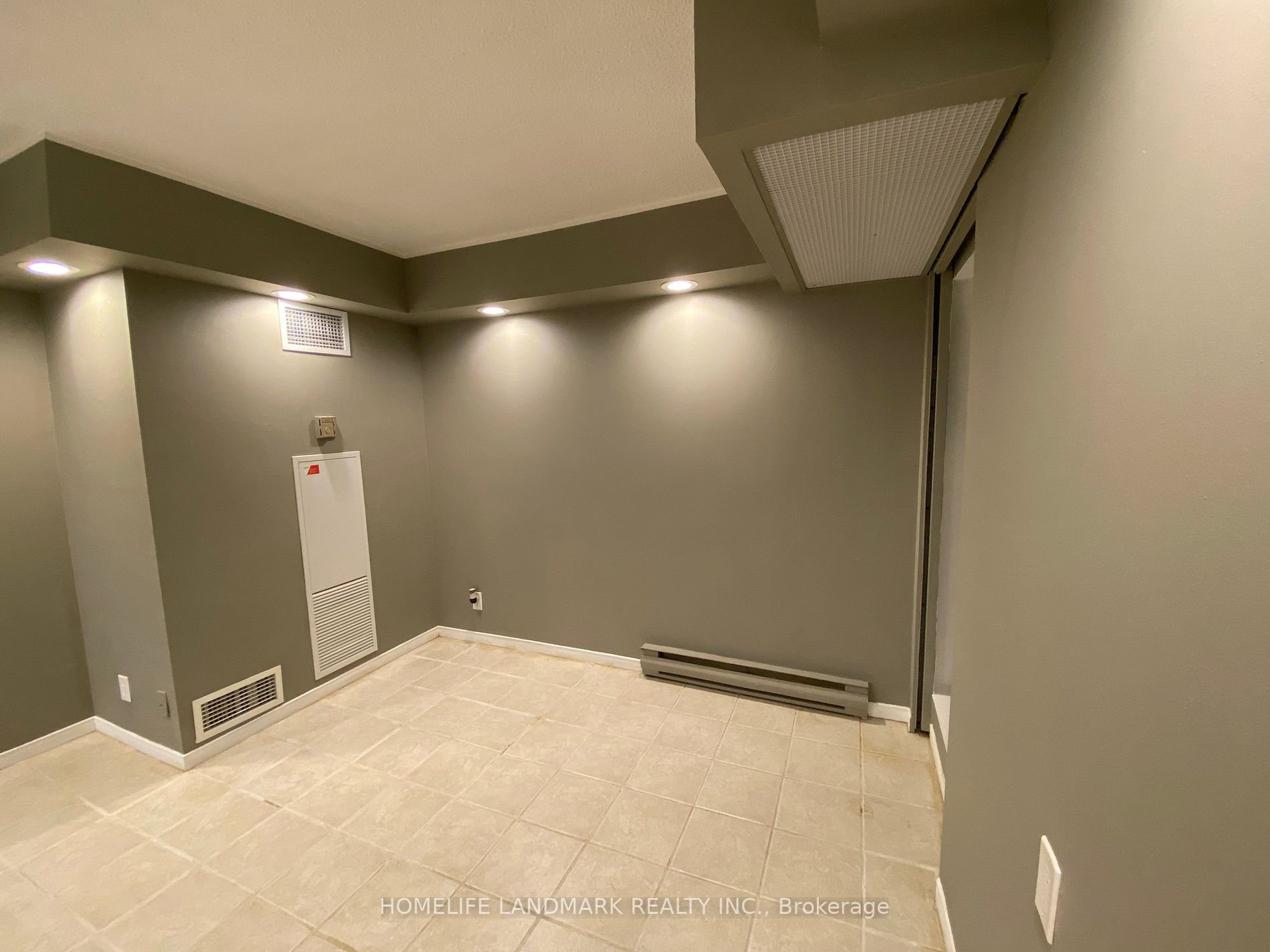 77 Harbour Sq, #607