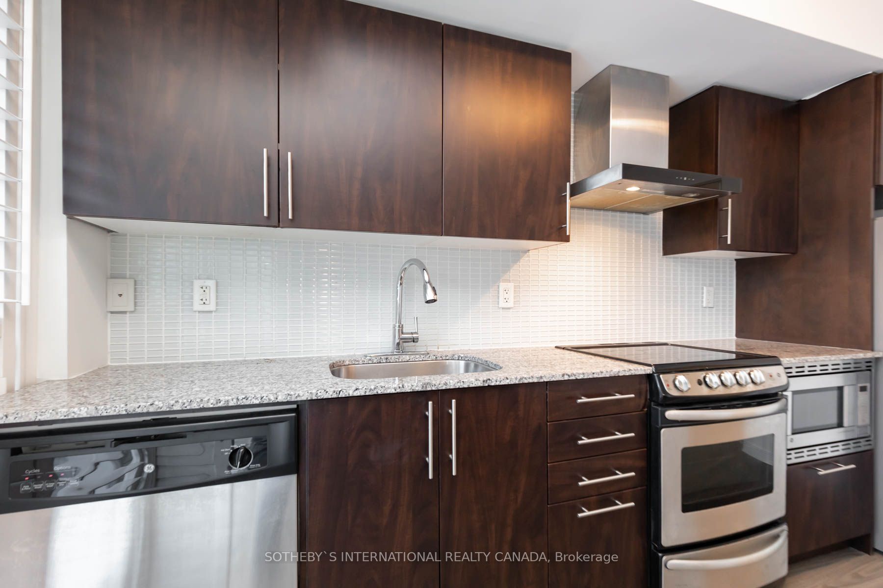 352 Front St W, #414