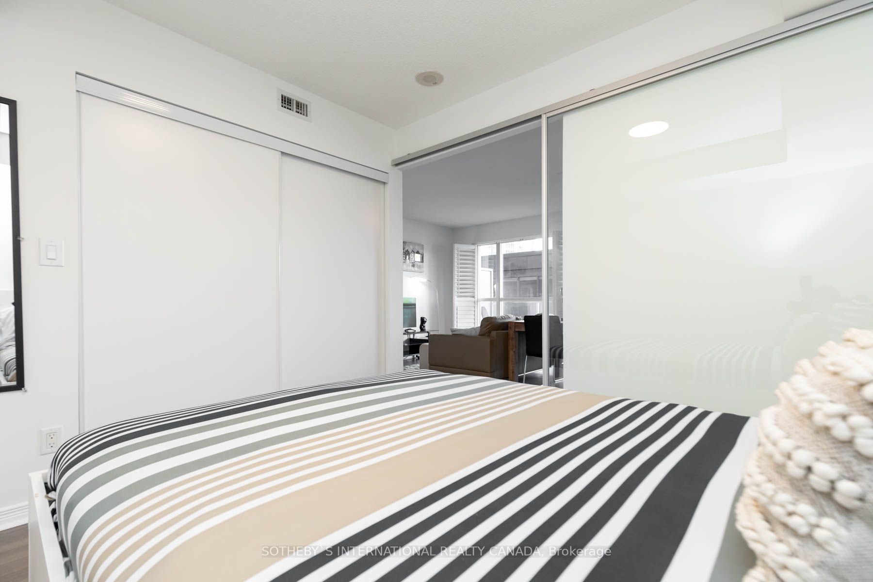 352 Front St W, #414