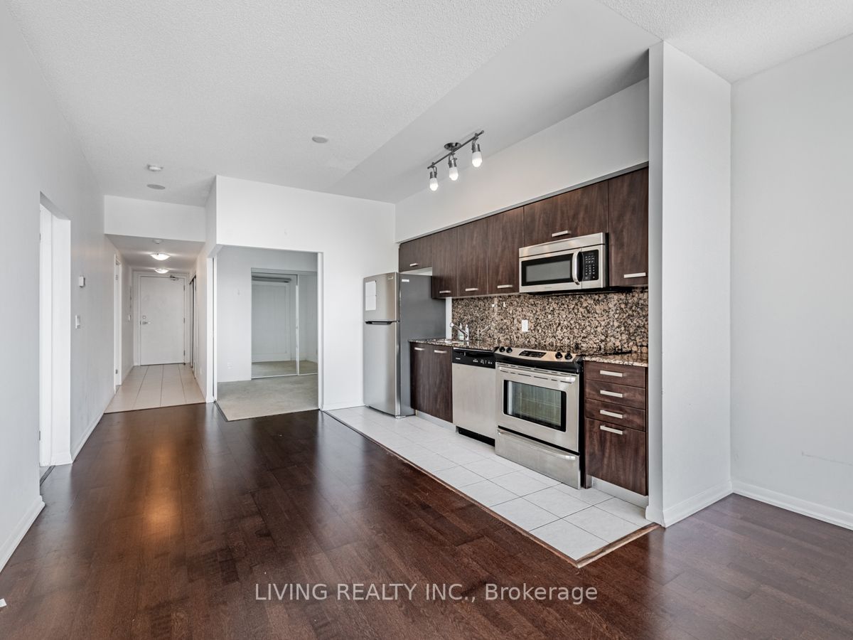 832 Bay St, #2002