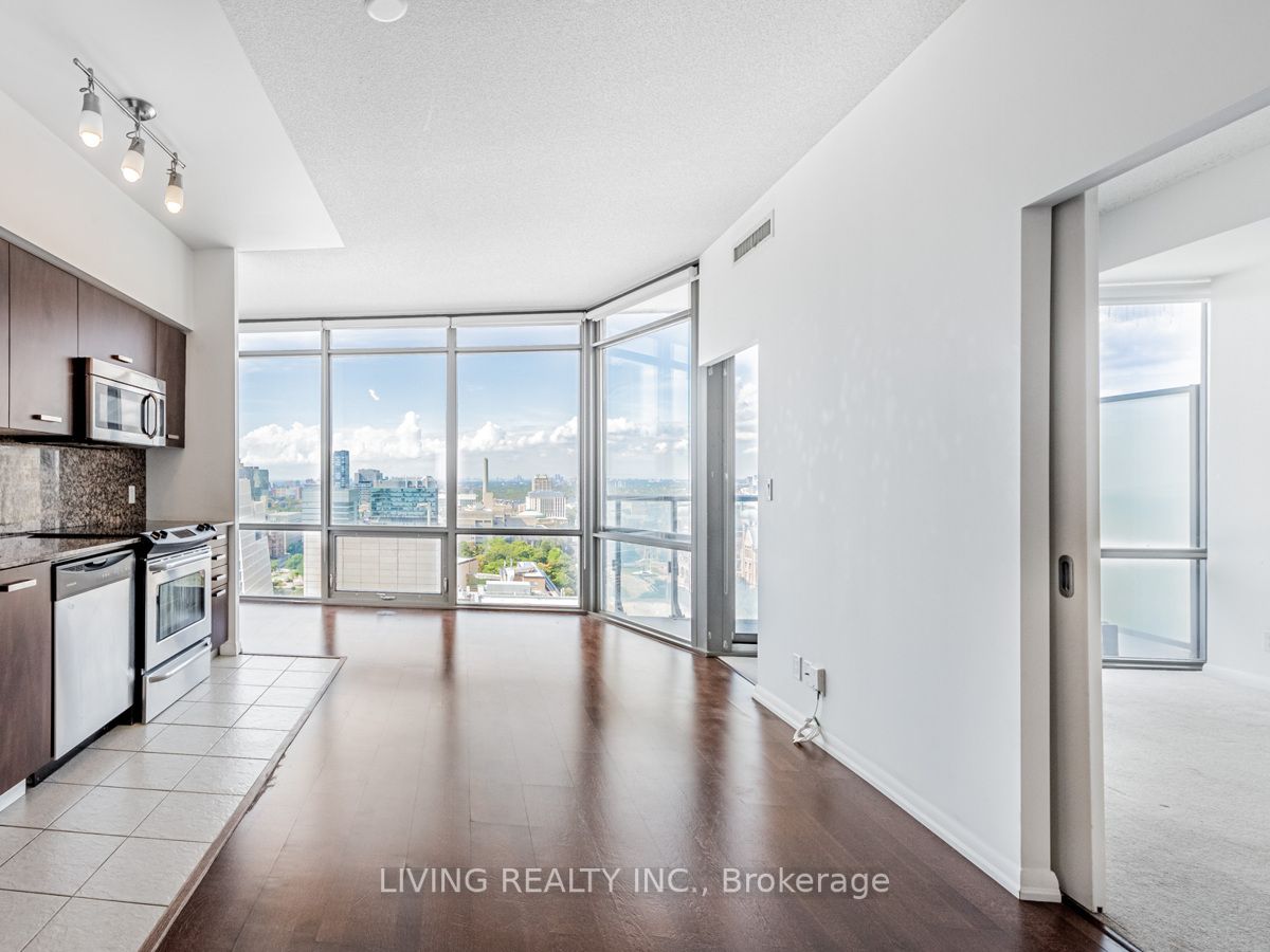 832 Bay St, #2002