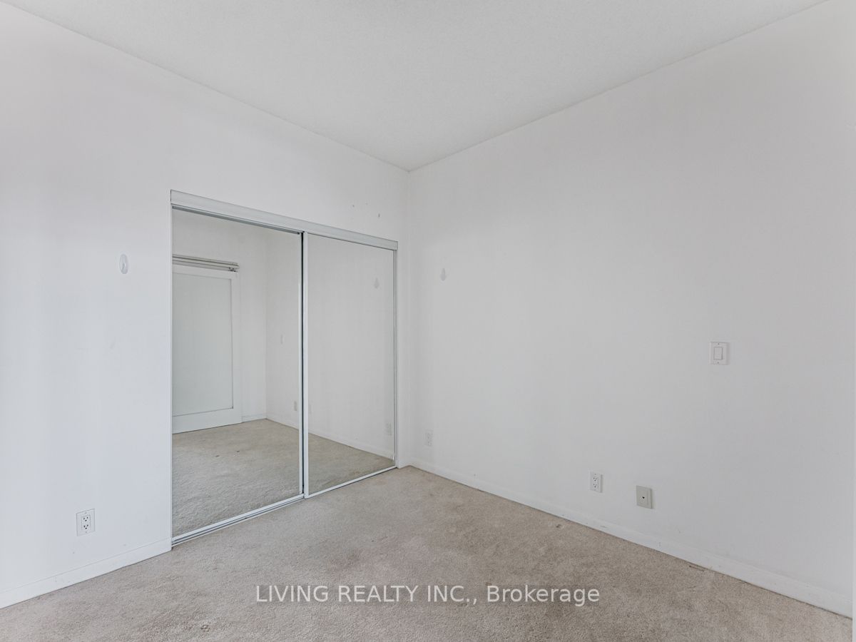 832 Bay St, #2002