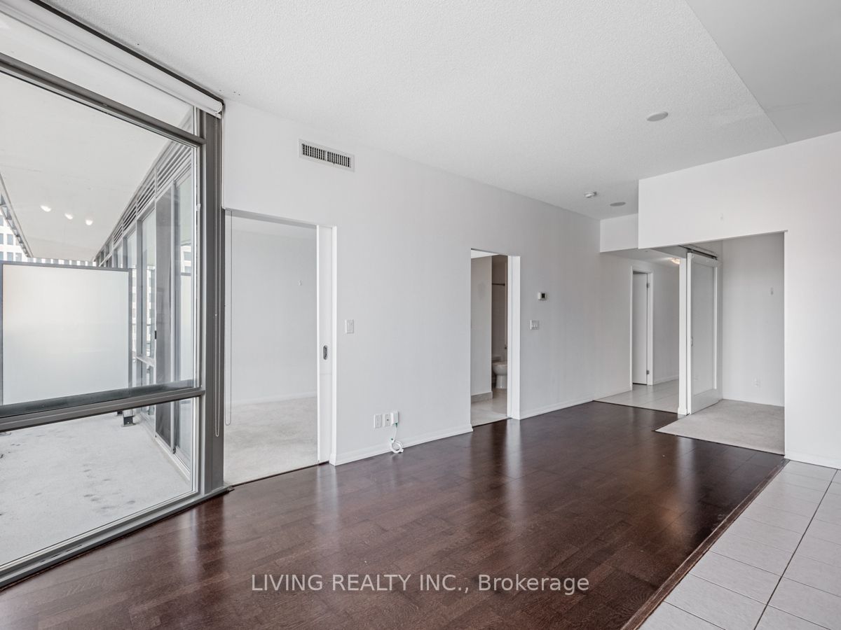 832 Bay St, #2002